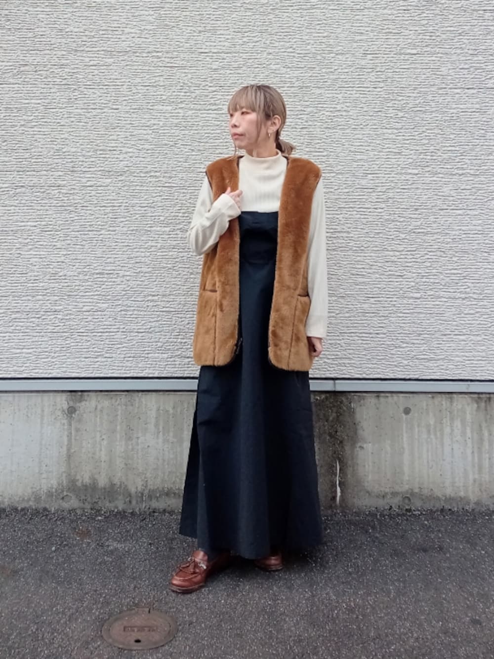 「シンプルスタイル、大人コーデ、オトナカジュアル、ママファッション、低身長、ガーリーコーデ、カジュアルスタイル、Barbour、barbour、ファーベスト、ファーベスト×ワンピース、アウター、ワンピース、ドッキングワンピ、低身長コーデ」｜「ITEMS URBANRESEARCHのリブドッキングナイロンワンピース（ワンピース、ブラック系）」を使った、tanakaさん（レディース・150cm）の冬コーディネートの1枚目の写真