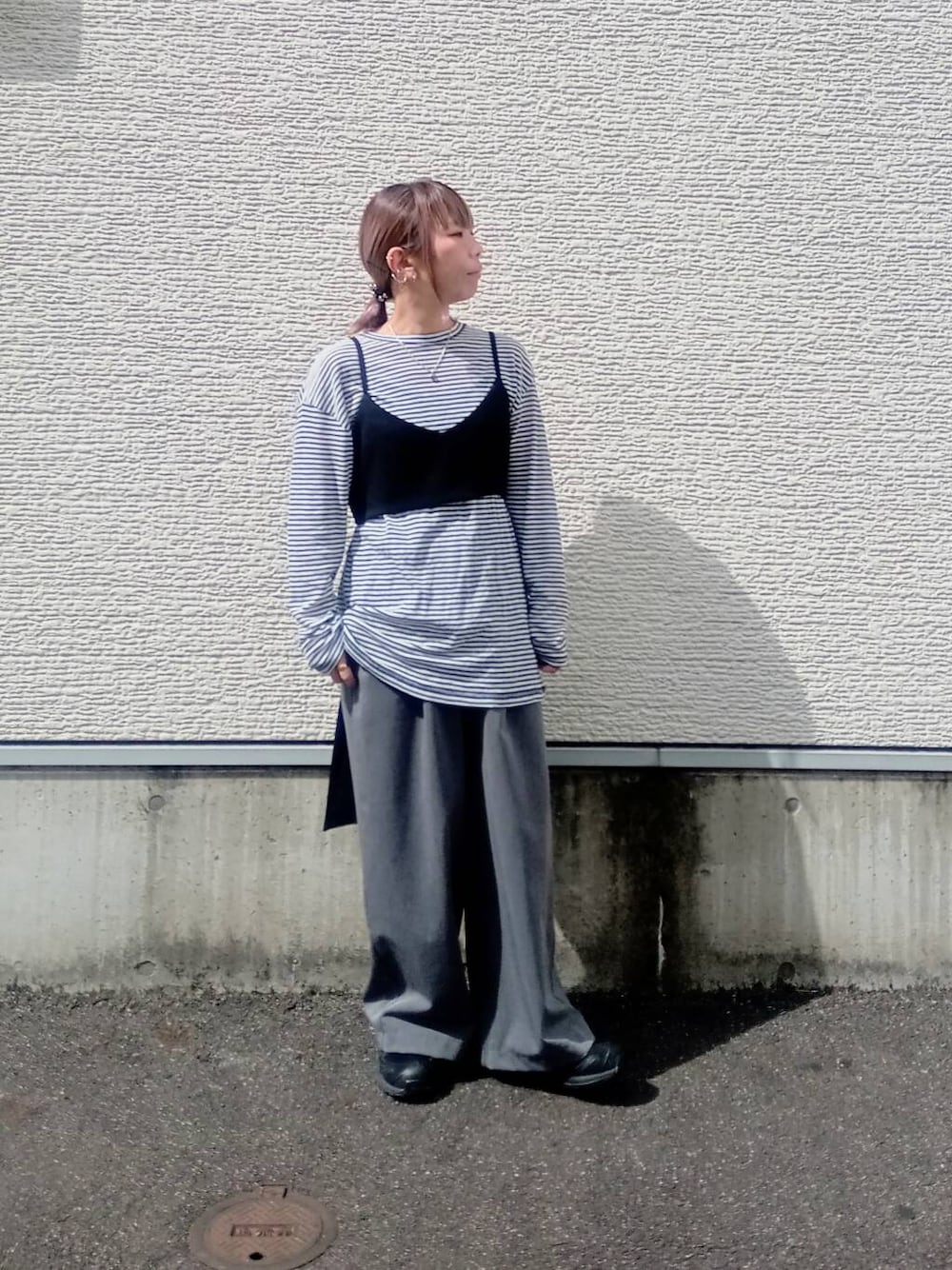 グレー系のその他パンツ、ブルー系のTシャツ/カットソー、ベージュ系のその他トップスを着用したレディースの春コーディネートの1枚目の写真