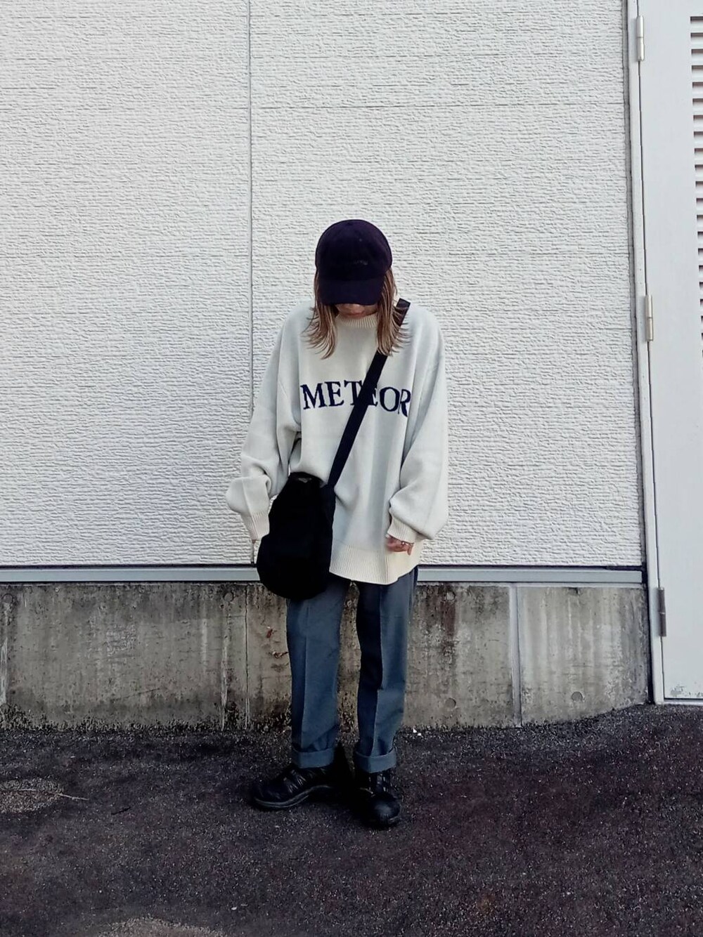 ブラック系のショルダーバッグ、ホワイト系のニット/セーター、グレー系のその他パンツを着用したレディースの秋コーディネートの1枚目の写真