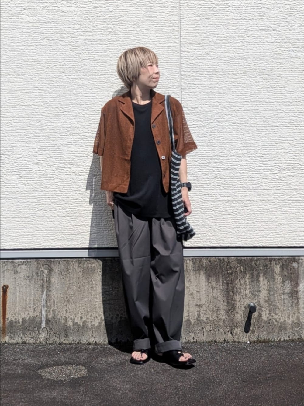 ブラック系のTシャツ/カットソー、グレー系のその他パンツ、ブラック系のサンダルを着用したレディースの夏コーディネートの1枚目の写真
