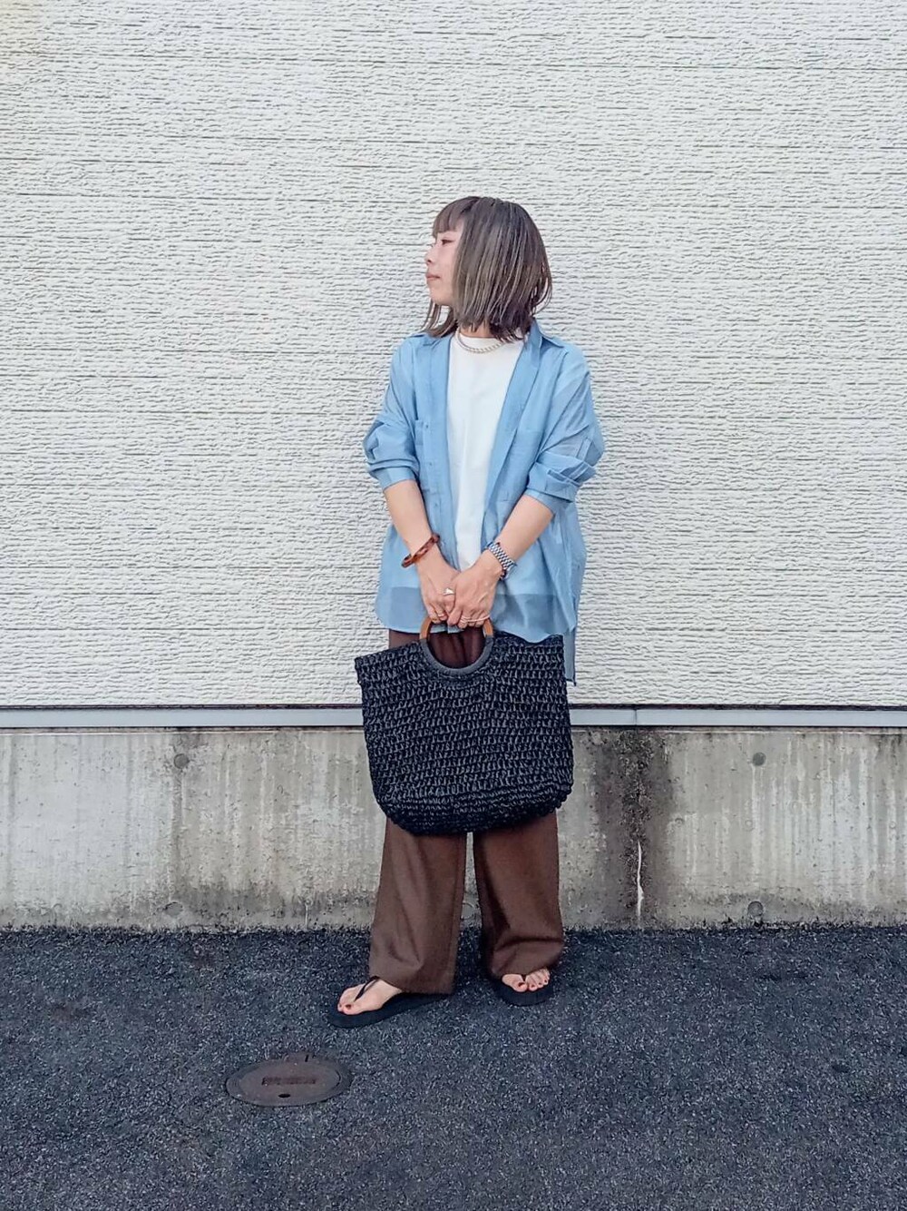 ブラック系のトートバッグ、ブルー系のシャツ/ブラウス、ホワイト系のTシャツ/カットソーを着用したレディースの夏コーディネートの1枚目の写真