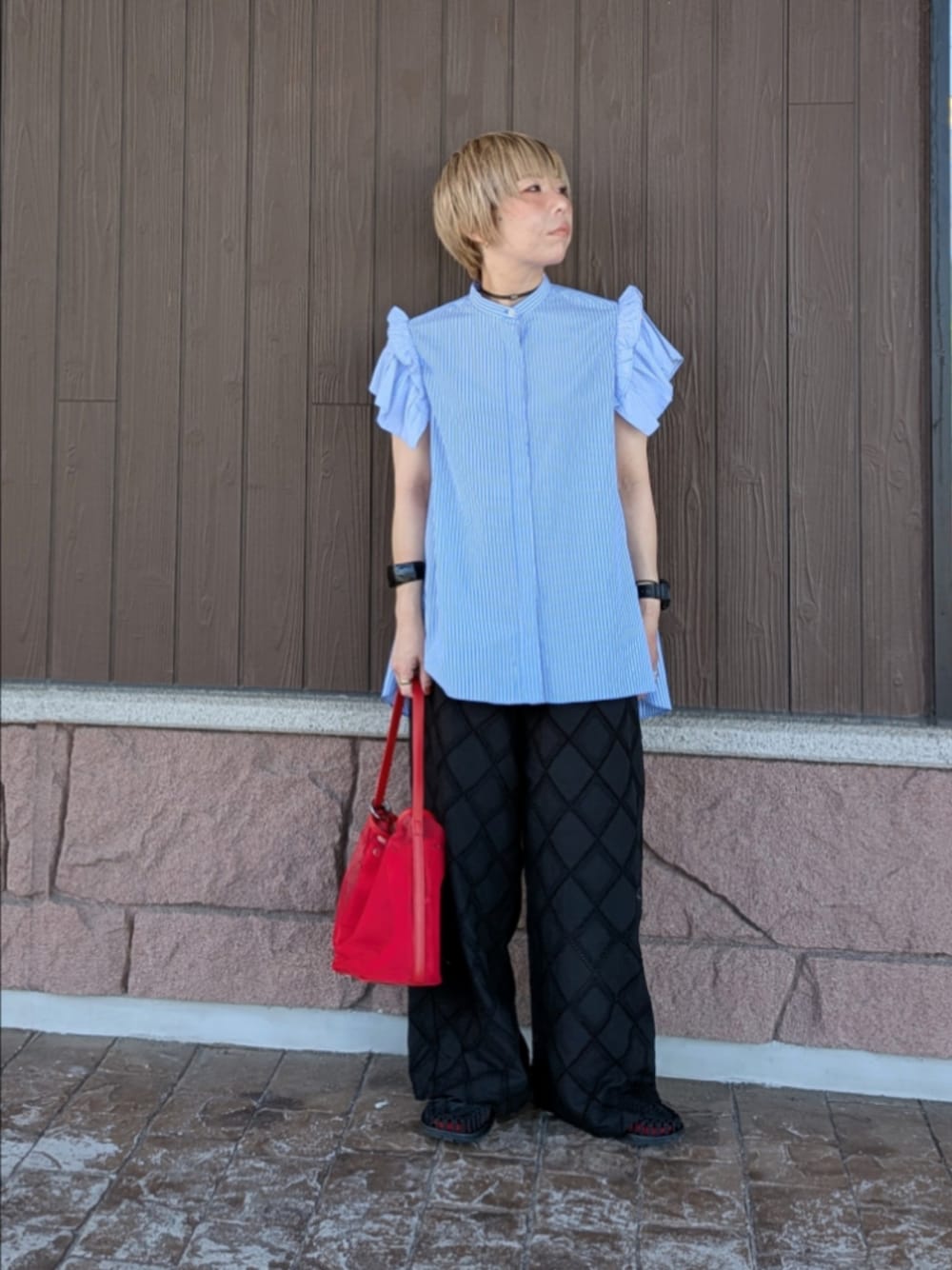 ブルー系のシャツ/ブラウス、ブラック系のその他パンツ、レッド系のショルダーバッグを着用したレディースの夏コーディネートの1枚目の写真