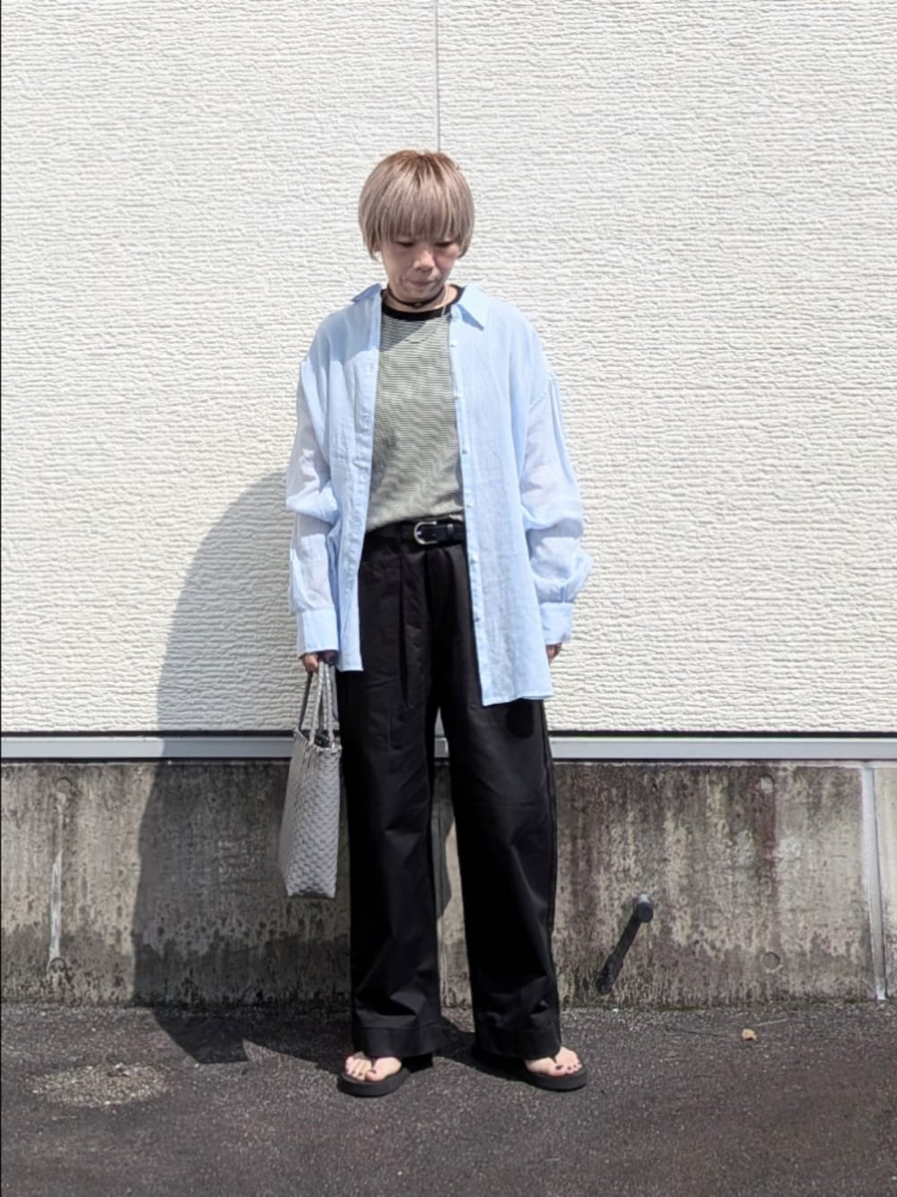 ブルー系のシャツ/ブラウス、ブラック系のTシャツ/カットソー、グレー系のトートバッグを着用したレディースの夏コーディネートの1枚目の写真