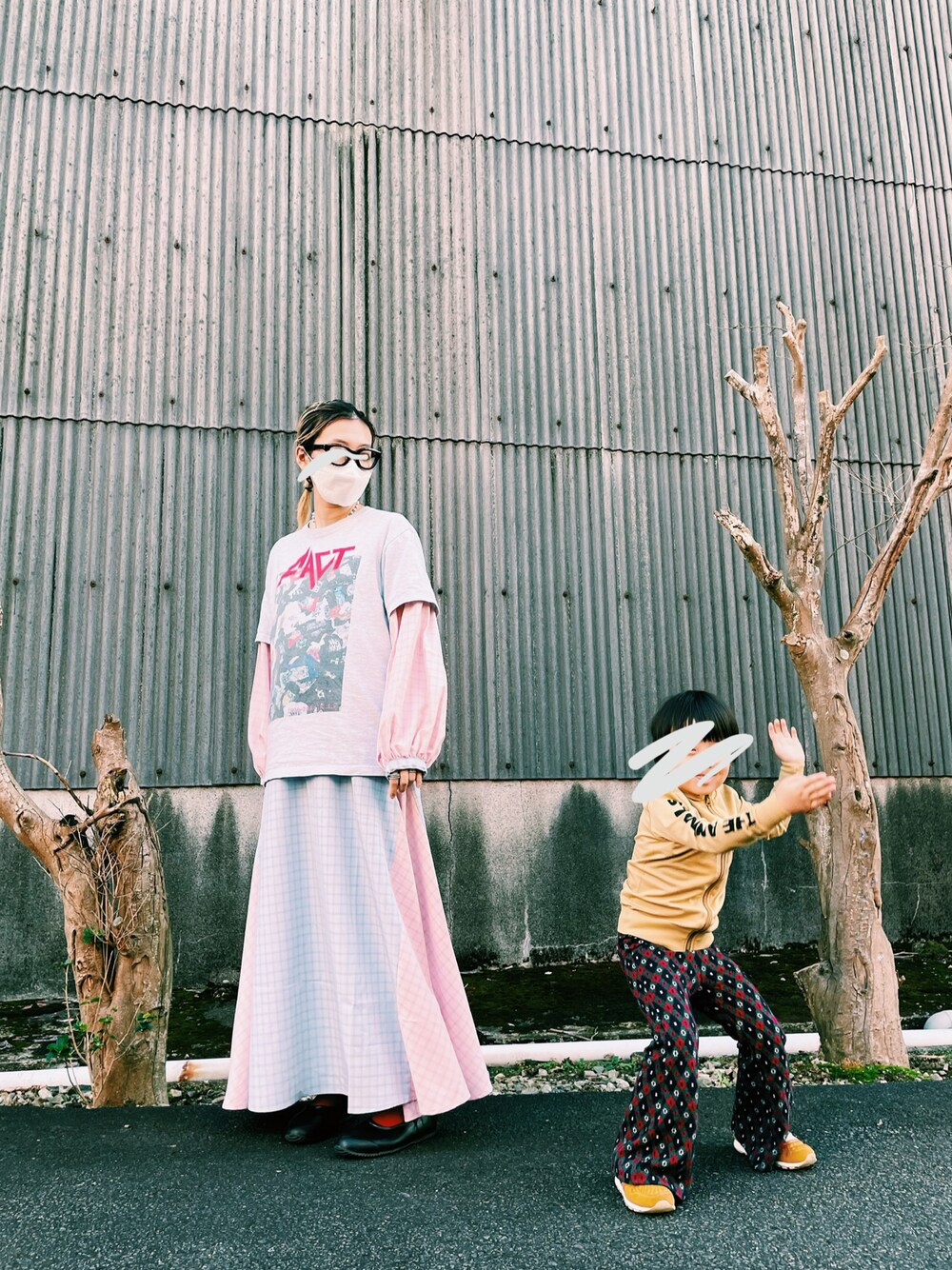 「ゆるコーデ、バンドT、Tao」｜「factのアイテム（Tシャツ/カットソー、グレー系）」を使った、Chinkkarinさん（レディース・165cm）の秋コーディネートの1枚目の写真
