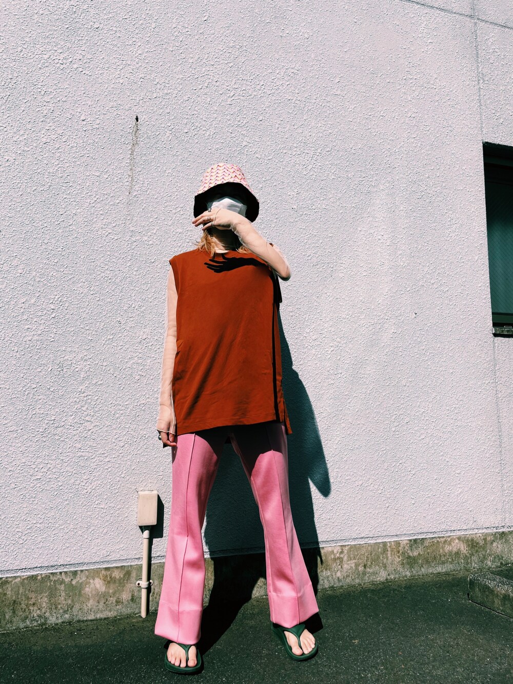 「ピンクパンツ、シアタープロダクツ(THEATRE PRODUCTS)、マメクロ」｜「UNIQLOのアイテム（Tシャツ/カットソー、ブラウン系）」を使った、Chinkkarinさん（レディース・165cm）の秋コーディネートの1枚目の写真