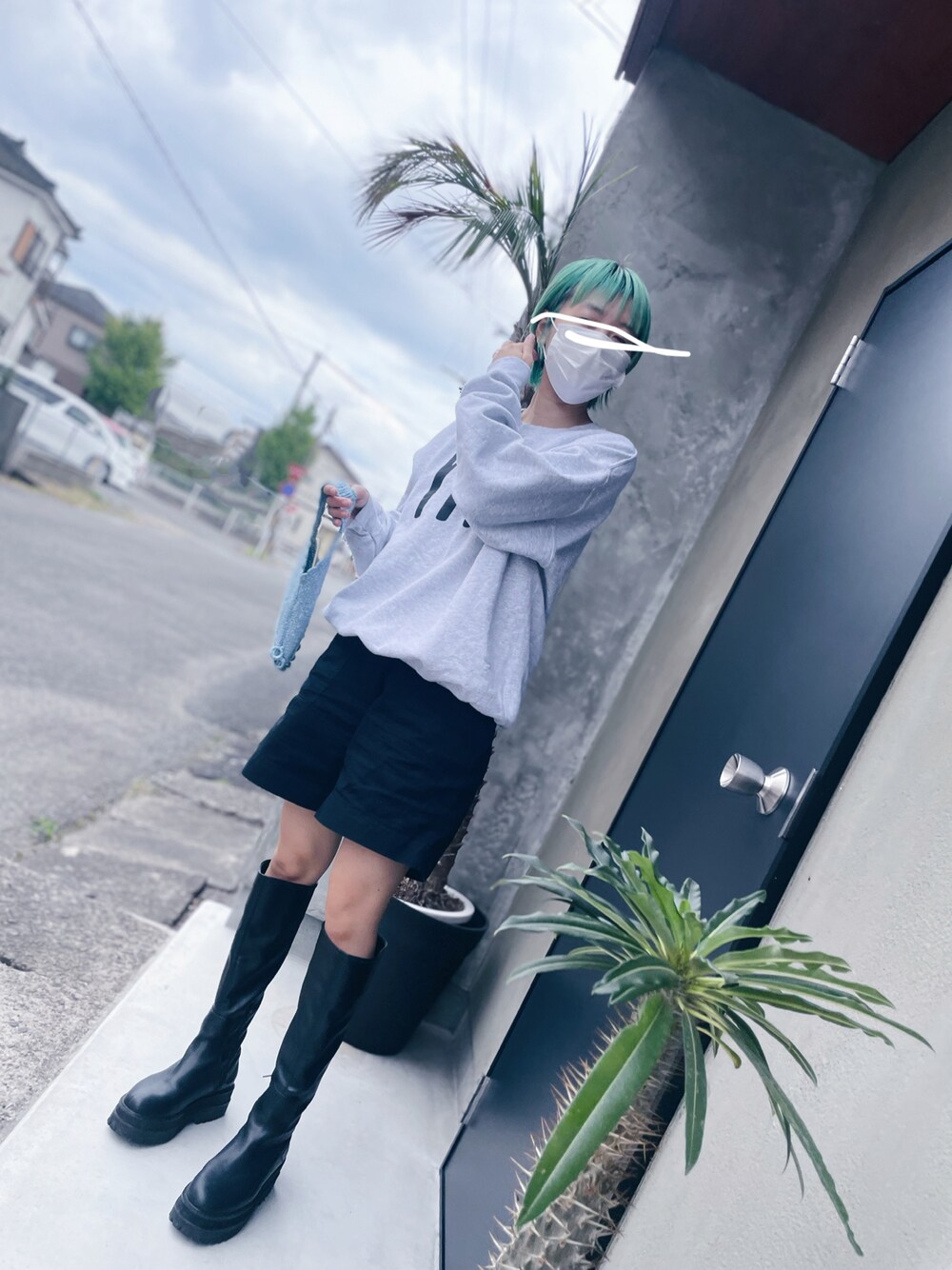「秋服コーデ、スウエット、ロングブーツ」｜「GAPのハイライズ バミューダパンツ（その他パンツ、ブラック系）」を使った、Chinkkarinさん（レディース・165cm）の秋コーディネートの1枚目の写真