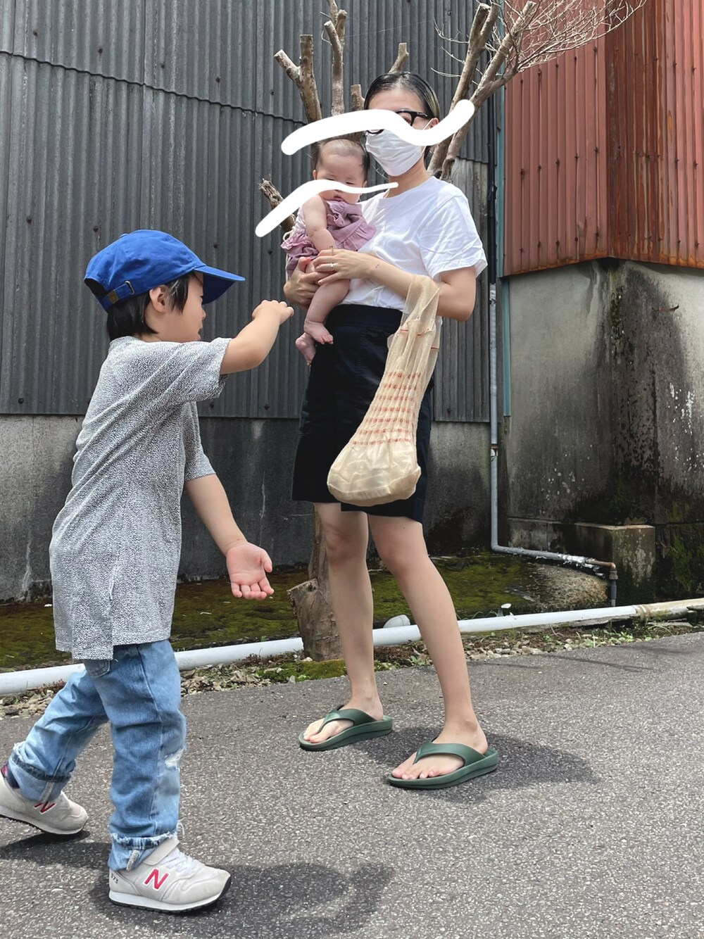 「malamute、mingo、GAP」｜「DAISOのアイテム（ビーチサンダル、グリーン系）」を使った、Chinkkarinさん（レディース・165cm）の夏コーディネートの1枚目の写真