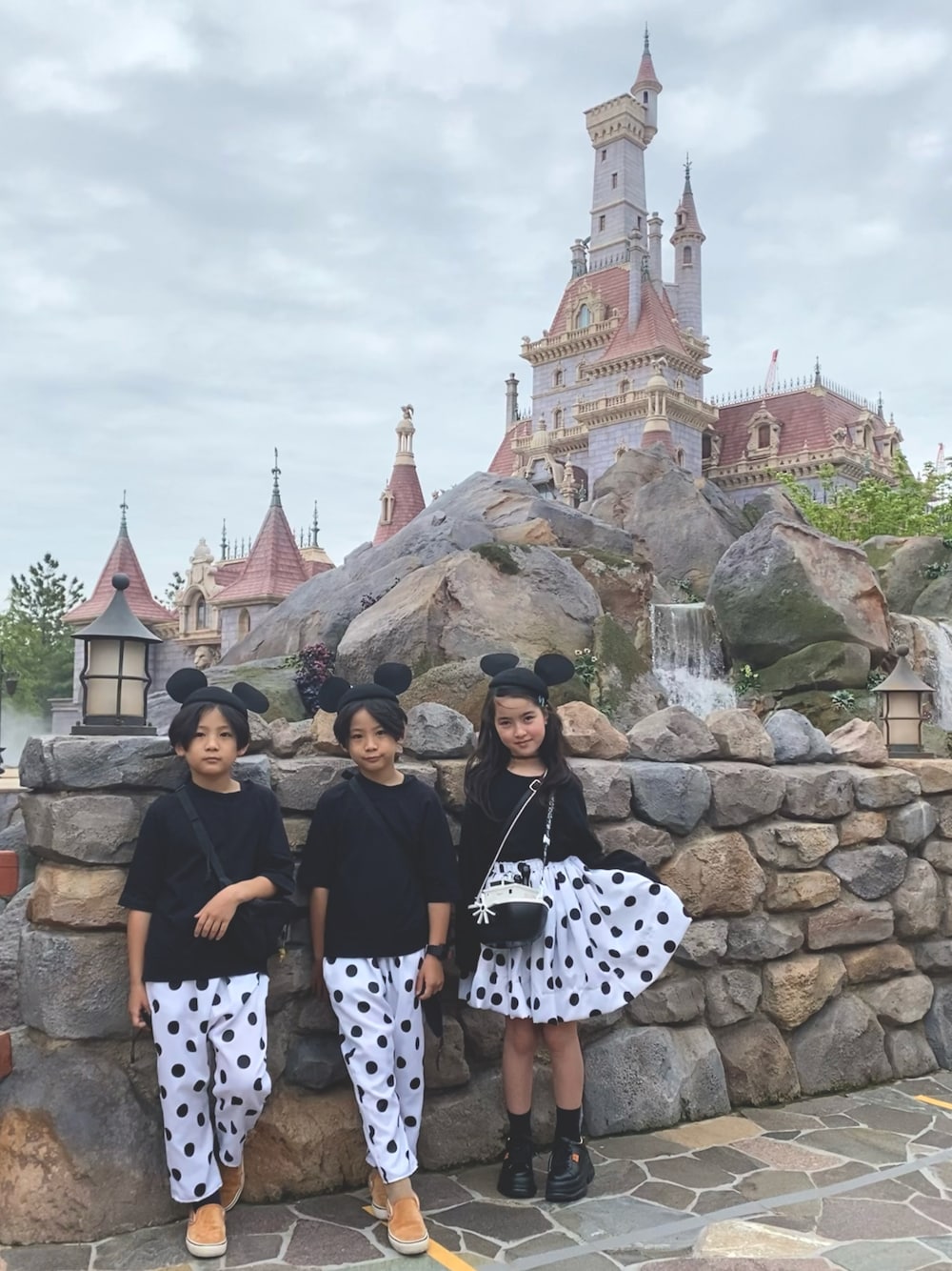 「ディズニー、ディズニーコーデ、ディズニーランド、モノトーン、モノトーンコーデ、リンクコーデ、ミッキー帽、イヤーハット」｜「repipi armarioのチャンキーソールスニーカー（スニーカー、ブラック系）」を使った、mihoさん（キッズ・135cm）の夏コーディネートの1枚目の写真