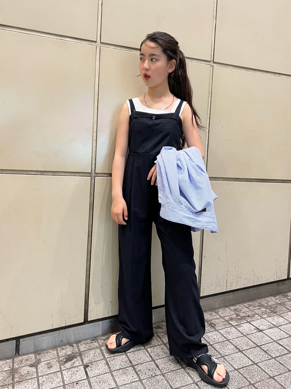 「夏コーデ、シンプルコーデ、キッズコーデ、カジュアル、お出かけコーデ、おんなのこ、サンダル、ZARAコーデ、NIKE、ZARAKIDS、このスタイルがお気に入り、ZARA、ピンストライプ、オールインワン、スポサン」｜「ZARA KIDSのアイテム（オールインワン・サロペット、ブルー系）」を使った、mihoさん（キッズ・146cm）の夏コーディネートの1枚目の写真