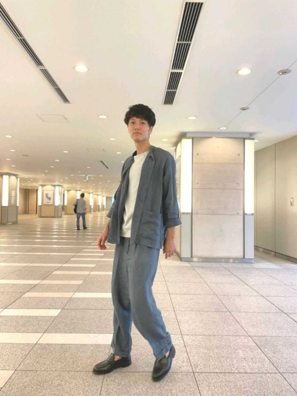 「きれいめカジュアル、URBAN RESEARCH、URBAN RESEARCH DOORS、ローファー、秋のコーデ」｜「URBAN RESEARCH DOORSの【一部WEB限定カラー】ハードマンズリネン シャツオール（カバーオール、ブルー系）」を使った、あっちさん（メンズ・179cm）の秋コーディネートの1枚目の写真