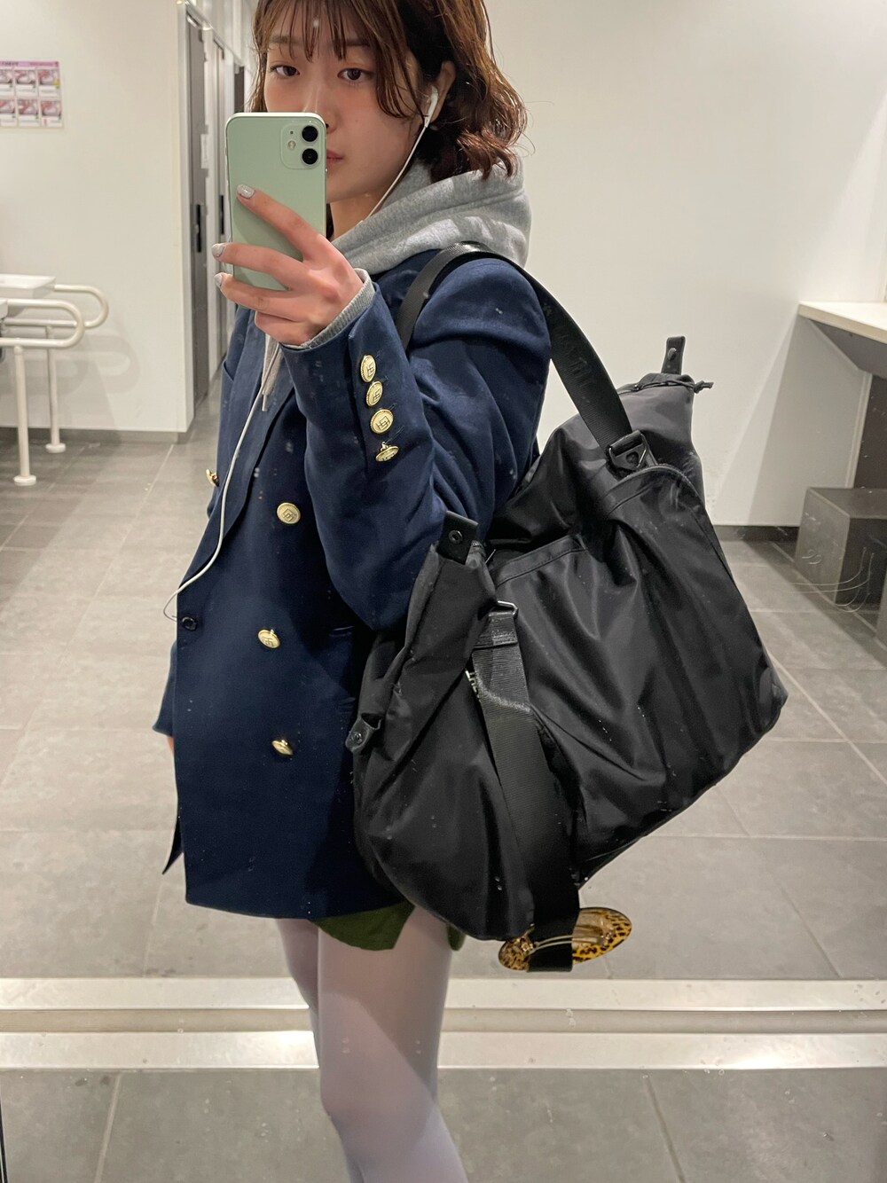 ブラック系のショルダーバッグを着用したレディースの春コーディネートの1枚目の写真