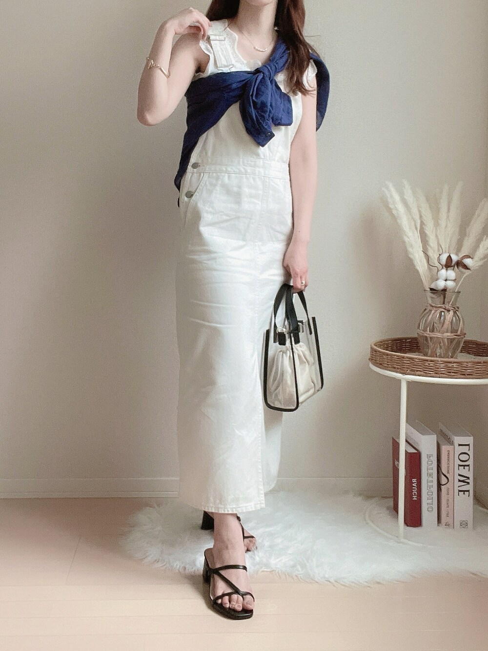 ホワイト系のサロペット/オーバーオール、ブラック系のハンドバッグ、ブラック系のサンダルを着用したレディースの春コーディネートの1枚目の写真