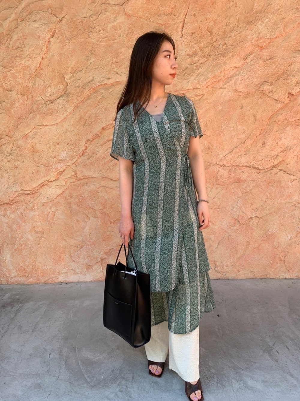 「カジュアル、夏、お出かけコーデ、休日コーデ、リラックススタイル、ロングワンピース」｜「Needlesの＜NEEDLES（ニードルズ）＞ラップ ワンピース ■■■（ワンピース、グリーン系）」を使った、Imaokaさん（レディース・160cm）の夏コーディネートの1枚目の写真