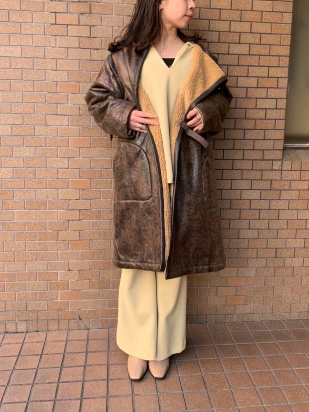 「セットアップ、ムートンコート、大人コーデ、冬、カジュアルコーデ、オトナカジュアル、ブラウンコート」｜「muller of yoshiokuboの＜muller of yoshiokubo＞フェイクボア コート -2WAY- Ψ（その他アウター、ブラウン系）」を使った、Imaokaさん（レディース・160cm）の冬コーディネートの1枚目の写真