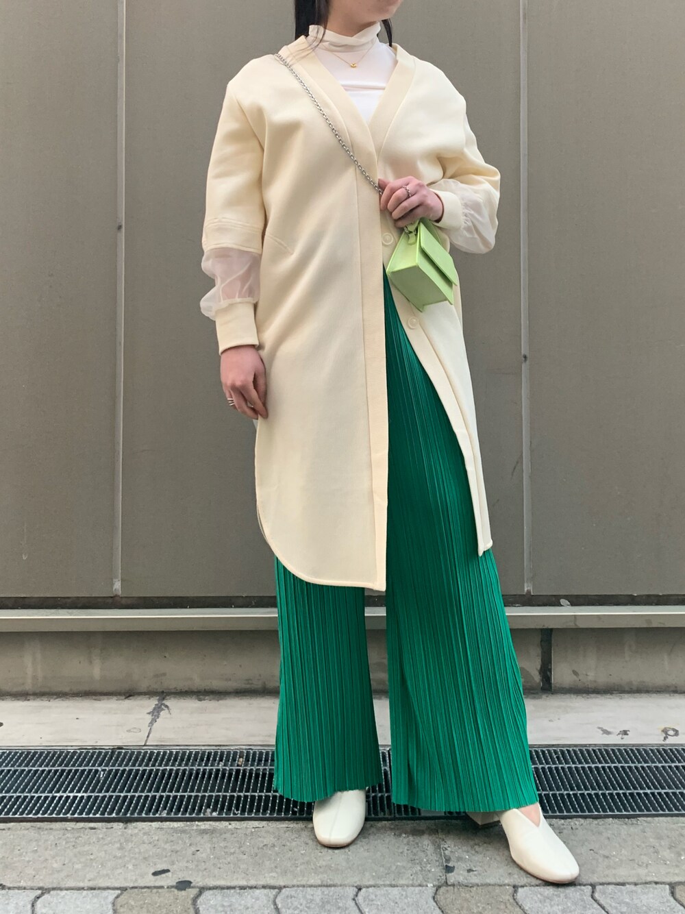 「グリーン、春服、ミニバッグ、カジュアルコーデ、シアーカーディガン、プリーツパンツ、シアートップス、JWPEI」｜「LOVELESSのシアースリーブロングカーディガン（カーディガン/ボレロ、ホワイト系）」を使った、Imaokaさん（レディース・160cm）の春コーディネートの1枚目の写真