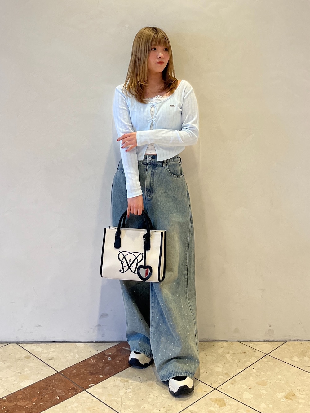 ブルー系のその他パンツ、ブラック系のスニーカー、ホワイト系のトートバッグを着用したレディースの冬コーディネートの1枚目の写真