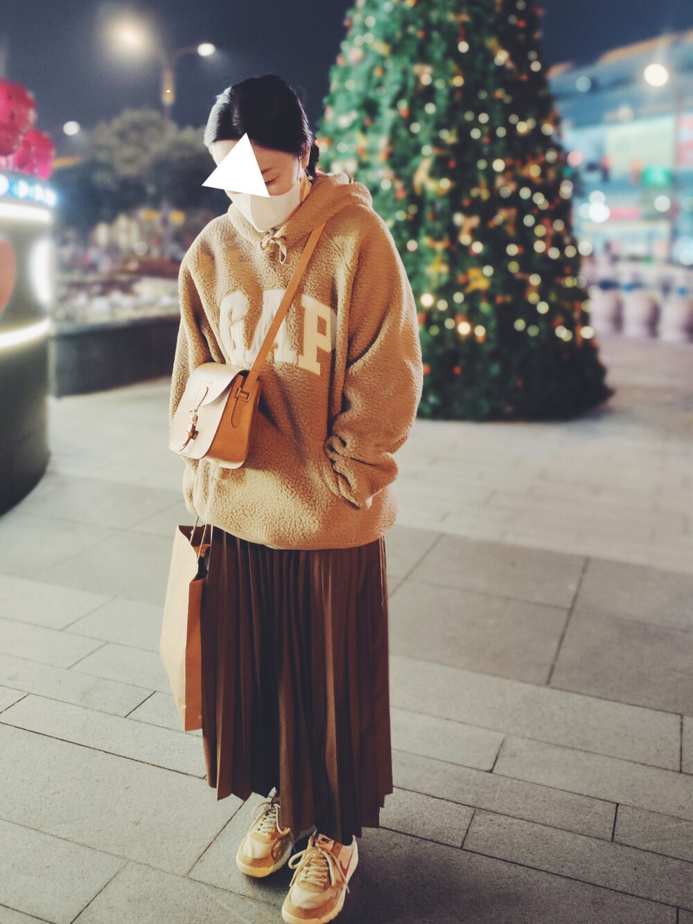 「oversize、NIKE、UNIQLO、クリスマスツリー、ワントーンコーデ、もこもこ」｜「GAPのアイテム（パーカー、ベージュ系）」を使った、ko_mo_moさん（レディース・158cm）の冬コーディネートの1枚目の写真