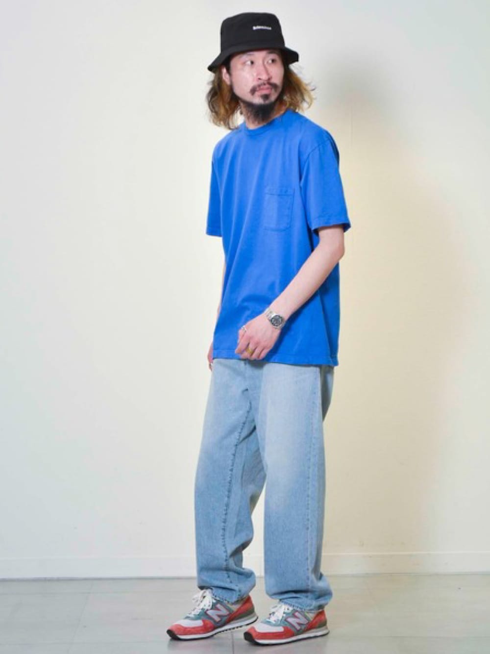 「johnbull、Johnbull Private labo、ジョンブル、ジョンブル　プライベート　ラボ(Johnbull Private labo)、バケットハット、Tシャツ、デニム、ジーンズ、スニーカー、ニューバランス、青、ブルー、カジュアル、オトナカジュアル、大人カジュアル」｜「Johnbullのルーズテーパードジーンズ（デニムパンツ、ブルー系）」を使った、dasさん（メンズ・176cm）の春コーディネートの1枚目の写真