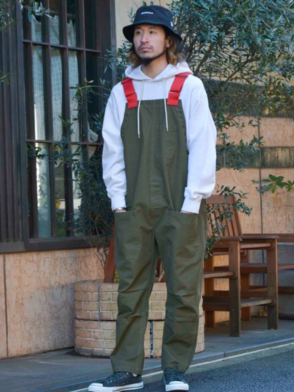 「johnbull、Johnbull Private labo、ジョンブル、ジョンブル　プライベート　ラボ(Johnbull Private labo)、オーバーオール、サロペット、パーカー、スウェット、バケットハット、ストリート、カジュアル、春コーデ、オトナカジュアル、大人カジュアル、ゆるコーデ」｜「NEW ERAの【WEB限定】NEW ERA別注バケットハット（ハット、ブラック系）」を使った、dasさん（メンズ・176cm）の春コーディネートの1枚目の写真