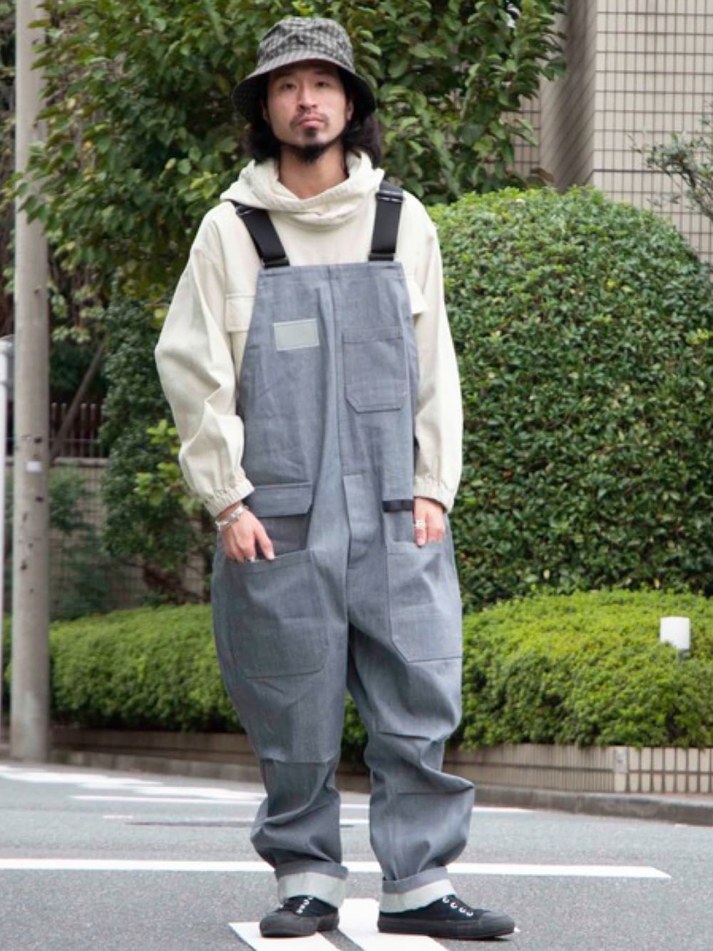 「johnbull、Johnbull Private labo、ジョンブル、ジョンブル　プライベート　ラボ(Johnbull Private labo)、サロペット、オーバーオール、ワイドパンツ、ゆるコーデ、アノラックパーカー、パーカー、ハット、バケットハット、春コーデ、オトナカジュアル、スニーカー」｜「Johnbullのサルベージパーカー（シャツ/ブラウス、ホワイト系）」を使った、dasさん（メンズ・176cm）の春コーディネートの1枚目の写真