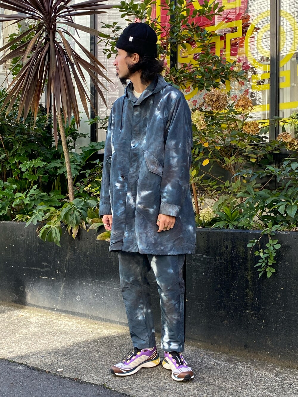 「johnbull、Johnbull Private labo、ジョンブル、ジョンブル　プライベート　ラボ(Johnbull Private labo)、セットアップ、ootd、モッズコート、タイダイ柄、テーパードパンツ、ニット帽、スニーカー、秋のコーデ、ストリート、オトナカジュアル、大人カジュアル」｜「Johnbullのモッズコート（モッズコート、ブルー系）」を使った、dasさん（メンズ・176cm）の秋コーディネートの1枚目の写真