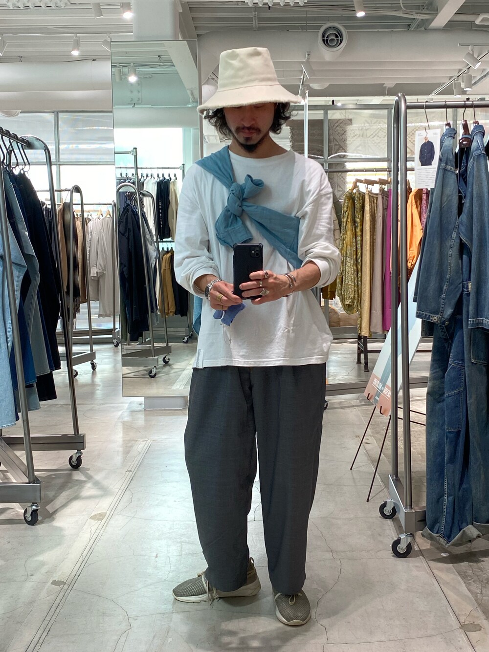 グレー系のその他パンツ、ホワイト系のTシャツ/カットソー、ブルー系のシャツ/ブラウスを着用したメンズの秋コーディネートの1枚目の写真