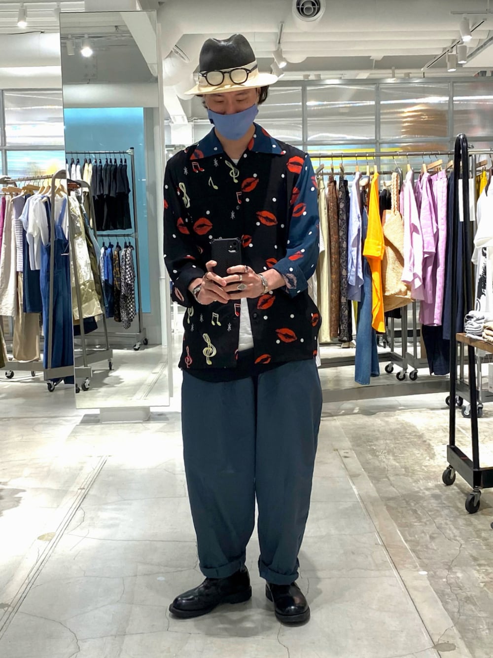 「Johnbull Private labo、Johnbull、ジョンブル、ジョンブル　プライベート　ラボ(Johnbull Private labo)、アロハブロッサム、alohablossom、ワイドパンツ、ゆるコーデ、ハット、アロハシャツ」｜「Johnbullの＜直営店・WEB限定＞ラウンドパンツ（チノパンツ、ブルー系）」を使った、dasさん（メンズ・176cm）の夏コーディネートの1枚目の写真