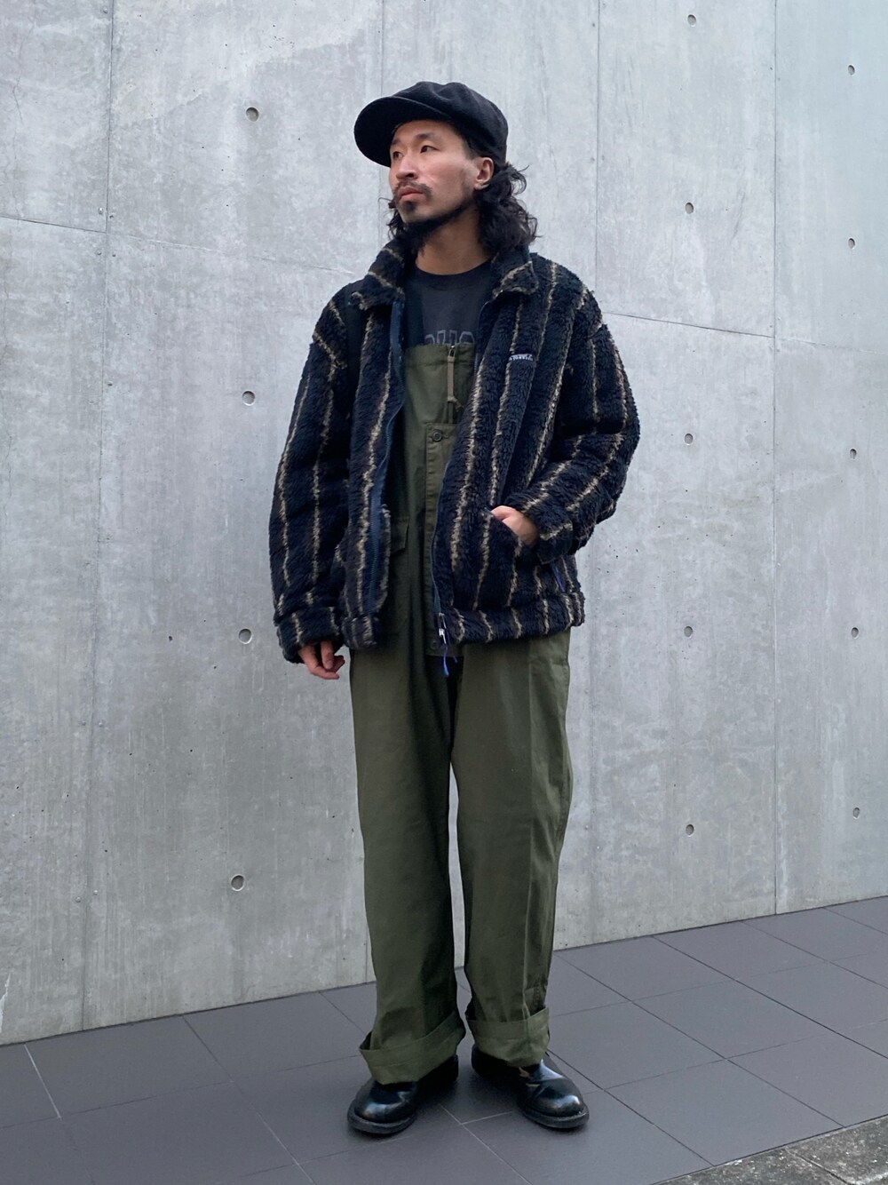 「johnbull、Johnbull Private labo、ジョンブル、ジョンブル　プライベート　ラボ(Johnbull Private labo)、サロペット、オーバーオール、フリース、アメカジ、オトナカジュアル、冬コーデ、キャスケット、ゆるコーデ、ブーツ、ストライプ、冬」｜「Johnbullのフリースジップジャケット（その他アウター、その他）」を使った、dasさん（メンズ・176cm）の秋コーディネートの1枚目の写真