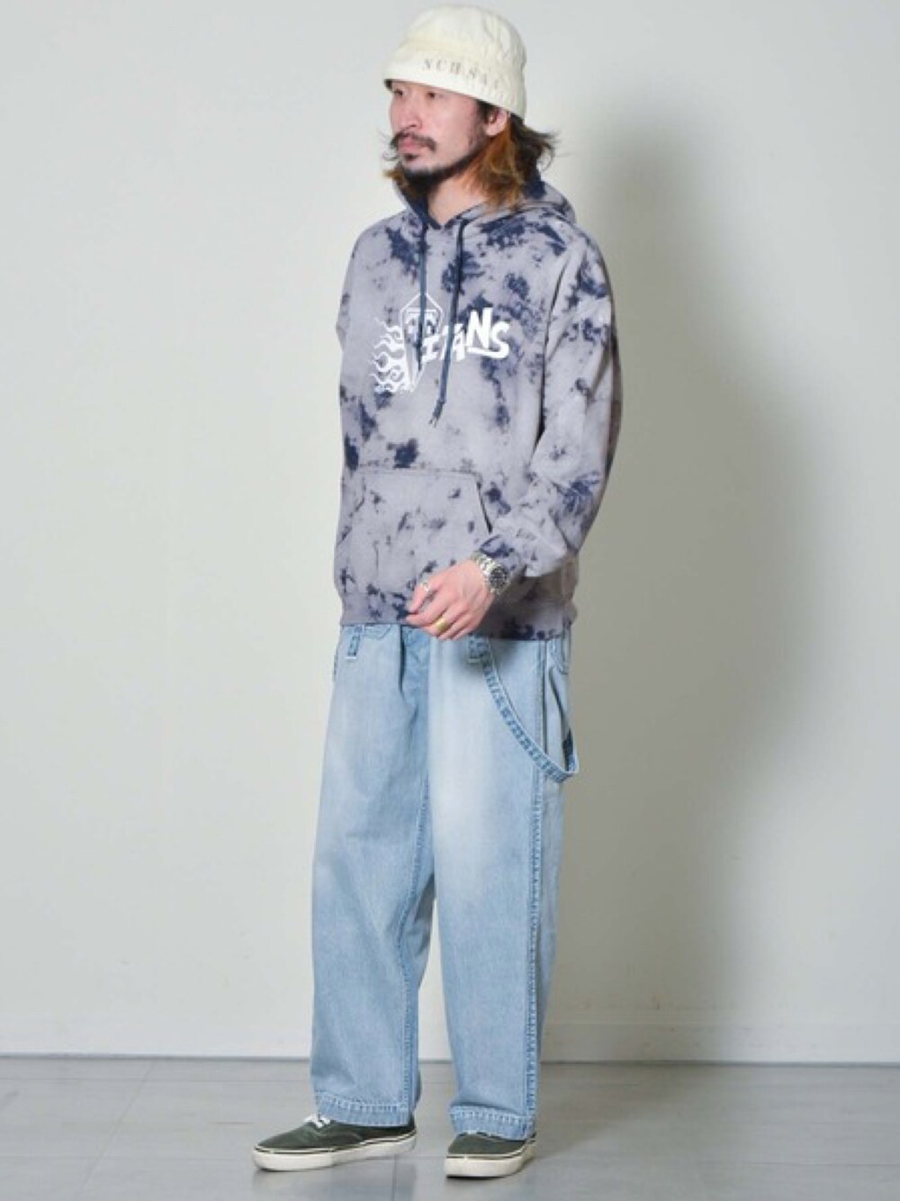 「johnbull、Johnbull Private labo、rebear by johnbull、rebear Vintage、ジョンブル、ジョンブル　プライベート　ラボ(Johnbull Private labo)、リベアバイジョンブル、カジュアル、ジーンズ、ジーパン、デニム、ストリート、サスペンダー、オトナカジュアル、春コーデ」｜「Johnbullの【rebear Vintage】ランダムブリーチスウェットパーカー（パーカー、ブルー系）」を使った、dasさん（メンズ・176cm）の春コーディネートの1枚目の写真