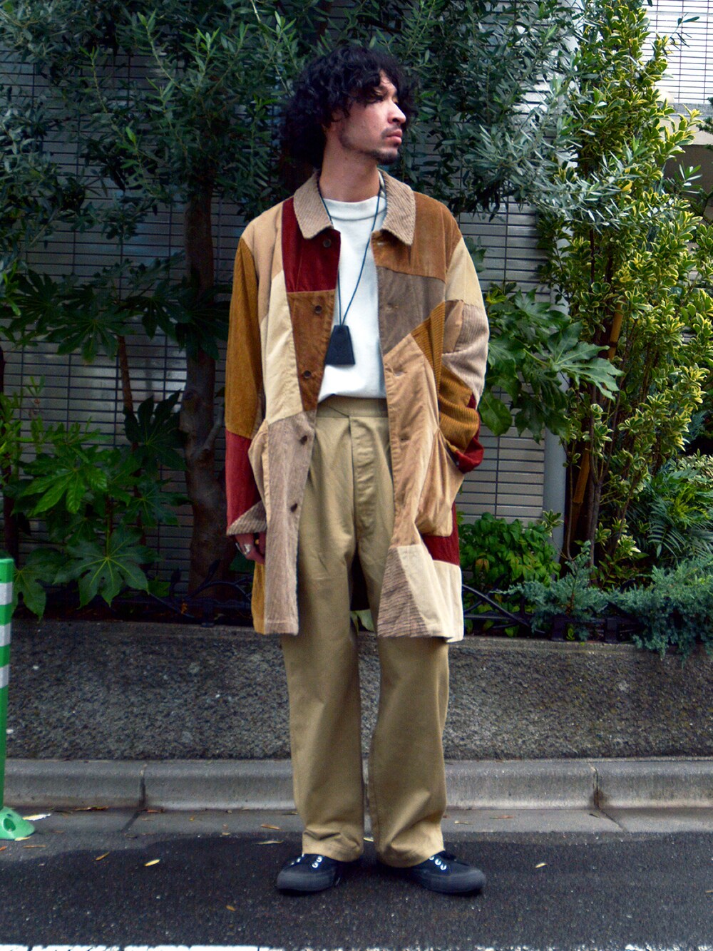 ホワイト系のTシャツ/カットソー、ベージュ系のその他アウター、ベージュ系のその他パンツを着用したメンズの秋コーディネートの1枚目の写真