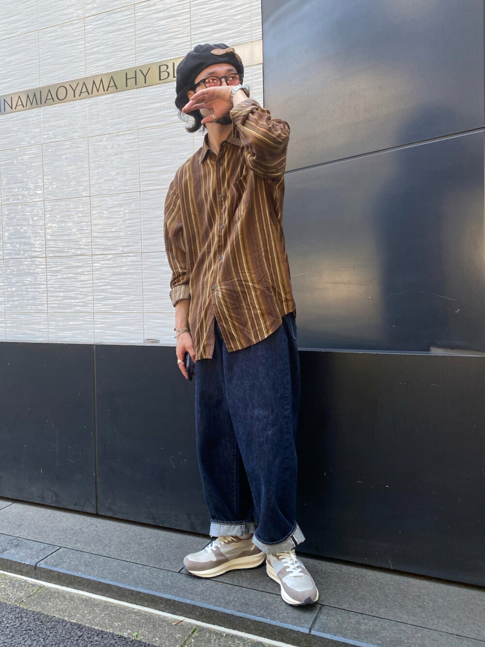 ブルー系のデニムパンツ、ブラウン系のシャツ/ブラウス、ベージュ系のスニーカーを着用したメンズの夏コーディネートの1枚目の写真