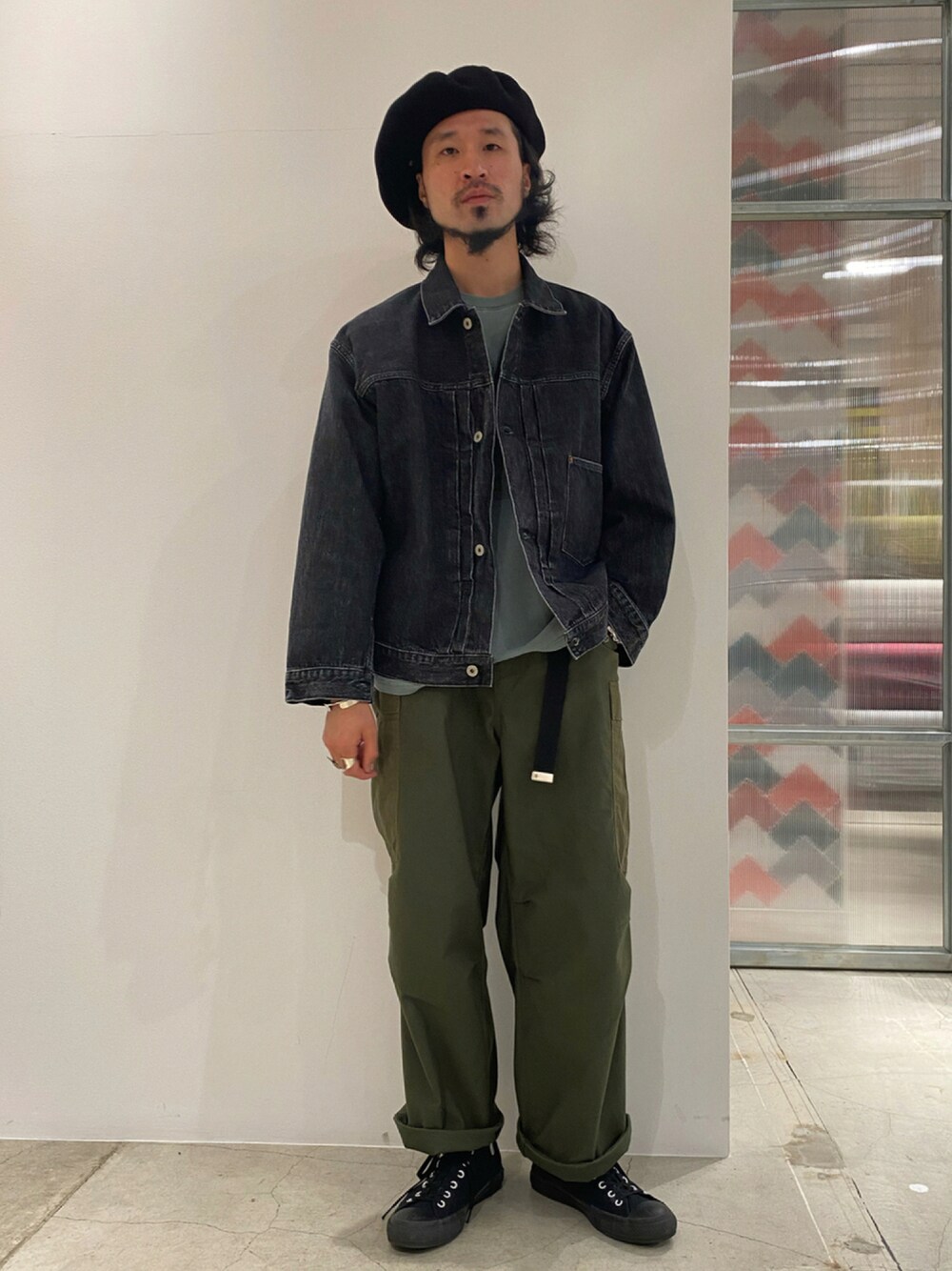 「johnbull、Johnbull Private labo、ジョンブル、ジョンブル　プライベート　ラボ(Johnbull Private labo)、ベレー帽、ジージャン、カーゴパンツ、ワイドパンツ、ミリタリー、デニム、オトナカジュアル、秋のコーデ、秋コーデ、ゆるコーデ、アメカジ」｜「Johnbullのコーデュラカーゴパンツ（カーゴパンツ、グリーン系）」を使った、dasさん（メンズ・176cm）の秋コーディネートの1枚目の写真