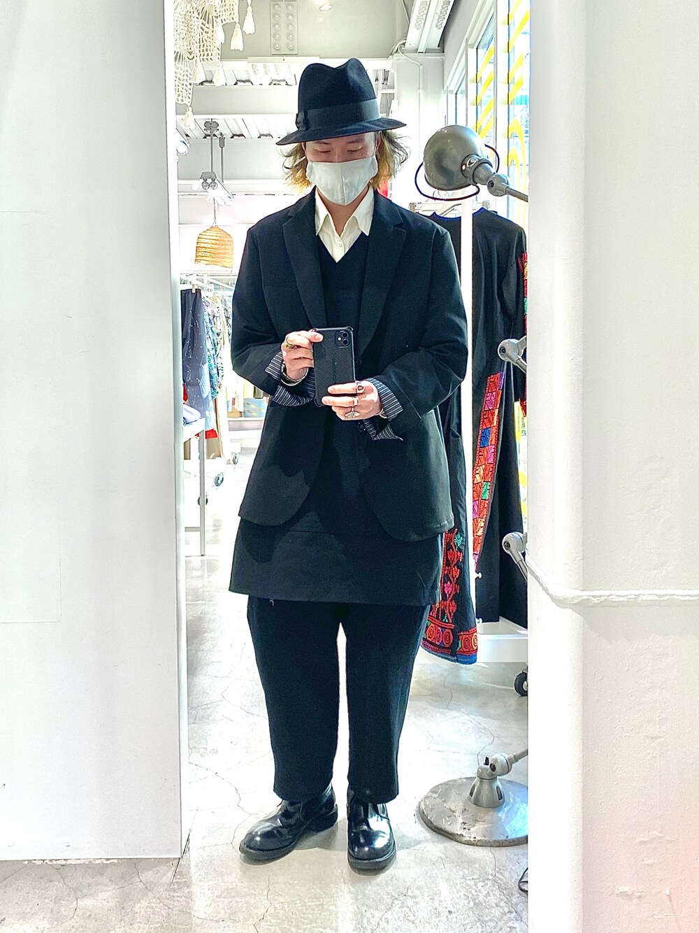 「johnbull、Johnbull Private labo、ジョンブル、ジョンブル　プライベート　ラボ(Johnbull Private labo)、ブラック、モード、ハット、テーラードジャケット、ジャケット、キレイめ、ワイドパンツ、レイヤードスタイル、ブーツ、白シャツ、冬のコーデ」｜「Super Duperの【SUPER DUPER】ハット（ハット、ブラック系）」を使った、dasさん（メンズ・176cm）の冬コーディネートの1枚目の写真