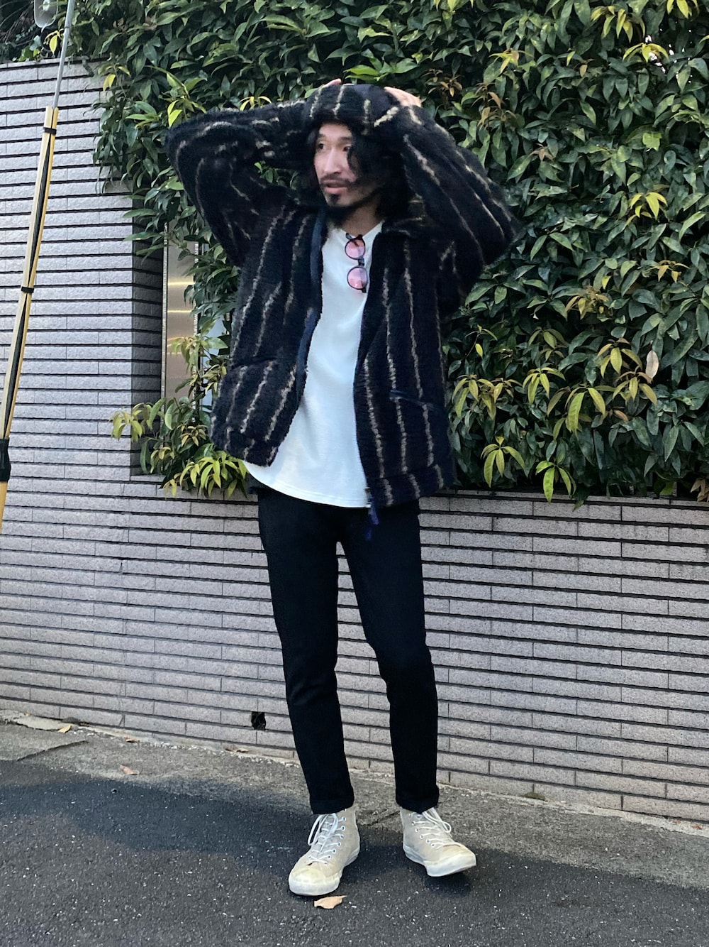 「johnbull、Johnbull Private labo、ジョンブル、ジョンブル　プライベート　ラボ(Johnbull Private labo)、フリース、ボア、ボアジャケット、ストライプ、スリムパンツ、アウトラスト、大人カジュアル、オトナカジュアル、グランジ、冬コーデ、スニーカー」｜「JohnbullのサーマルラグランスリーブTシャツ（Tシャツ/カットソー、ホワイト系）」を使った、dasさん（メンズ・176cm）の秋コーディネートの1枚目の写真