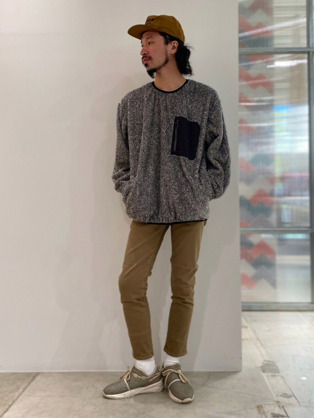 「スニーカー、カジュアル、スキニー、ベージュ、キャップ、johnbull、フリース、大人カジュアル、ootd、秋服、ジョンブル、Johnbull Private labo、オトナカジュアル、ジョンブル　プライベート　ラボ(Johnbull Private labo)、だから秋服が好き」｜「Johnbullのボアフリースプルオーバー（その他トップス、グレー系）」を使った、dasさん（メンズ・176cm）の秋コーディネートの1枚目の写真