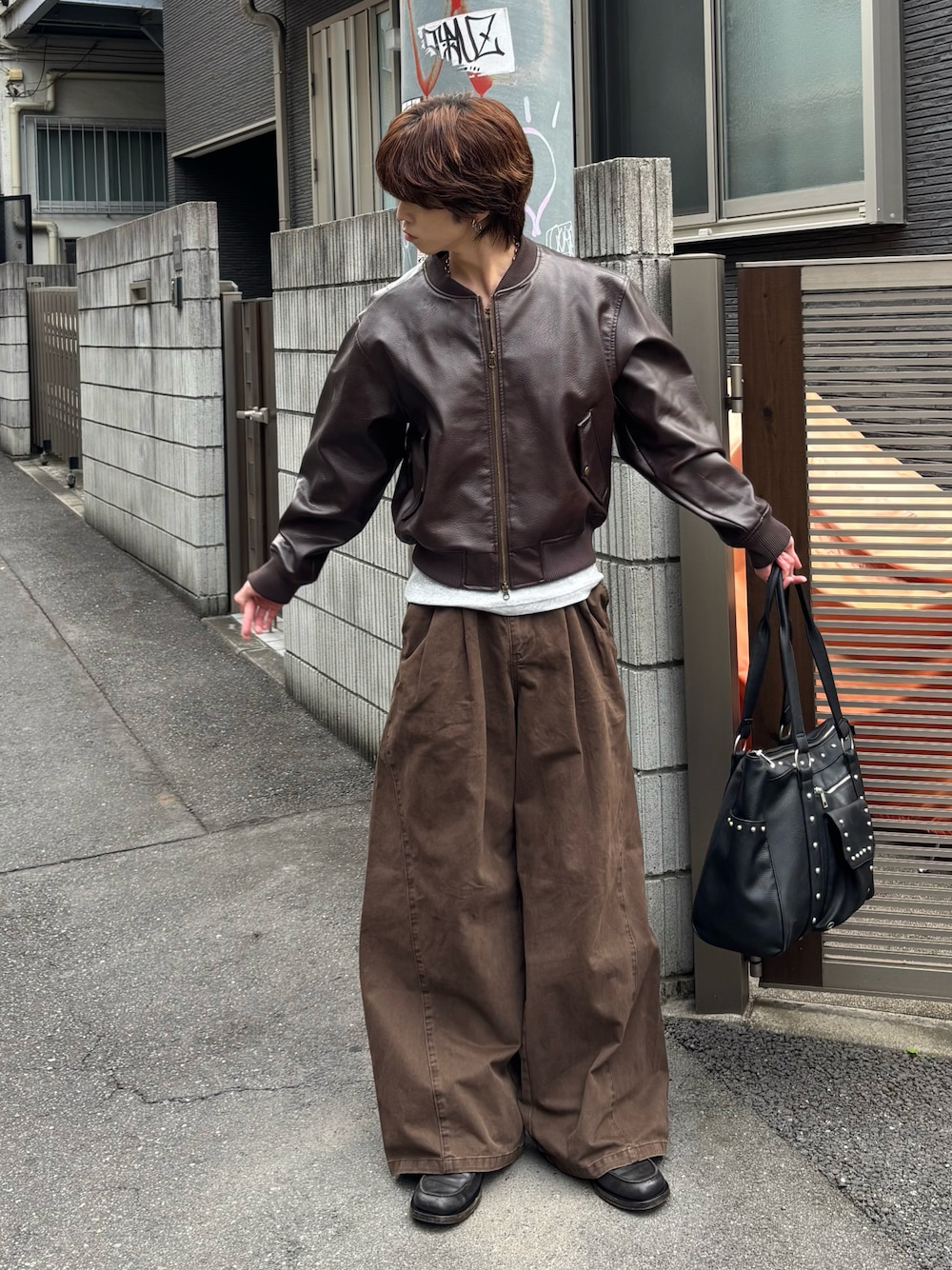 MA-1（ブラウン系）を使った「レザージャケット」の人気ファッション