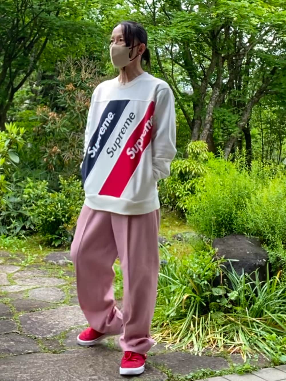 「オトナカジュアル、カジュアルコーデ、supreme、スウェット、ピアス、ピンク、スラックス、春コーデ」｜「CAREERINGのアイテム（ピアス（片耳用）、ピンク系）」を使った、shin5netさん（メンズ・167cm）の春コーディネートの1枚目の写真