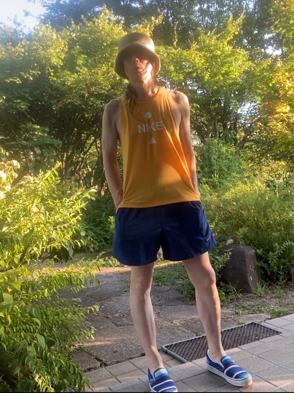 「夏コーデ、夏、タンクトップ、NIKE、patagonia、ハーフパンツ、VANS、スリッポン、バケットハット、フェススタイル」｜「フィットシステムのアイテム（帽子、ベージュ系）」を使った、shin5netさん（メンズ・167cm）の夏コーディネートの1枚目の写真