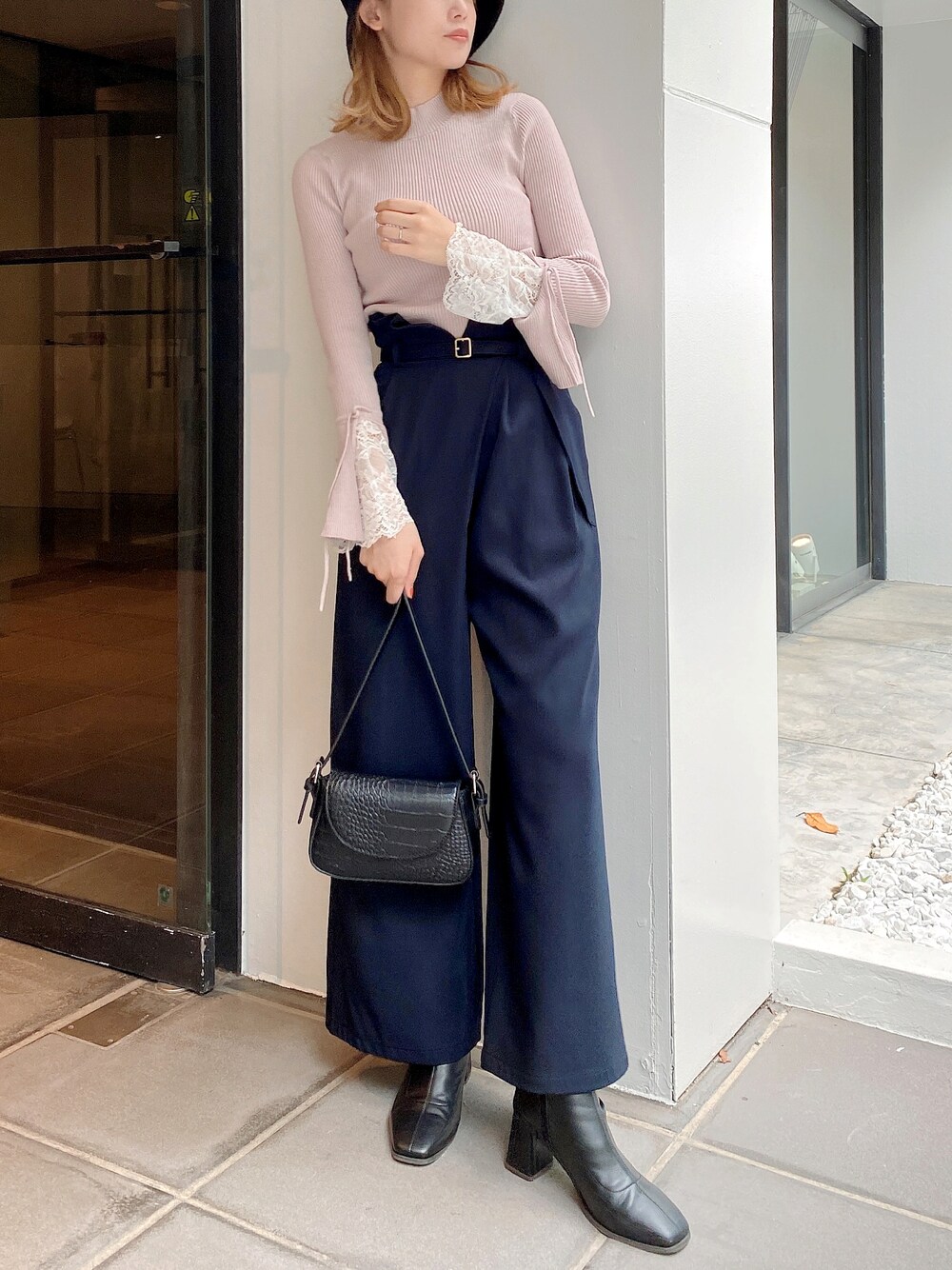 「オフィスカジュアル、オフィススタイル、ハイウエスト、シンプルコーデ、ワイドパンツ、秋服、初秋コーデ、パンツスタイル、キレイめ、着痩せコーデ、骨格ストレート」｜「dazzlinのヘムレースフレアニットトップス（ニット/セーター、ピンク系）」を使った、rina momiuraさん（レディース・157cm）の秋コーディネートの1枚目の写真