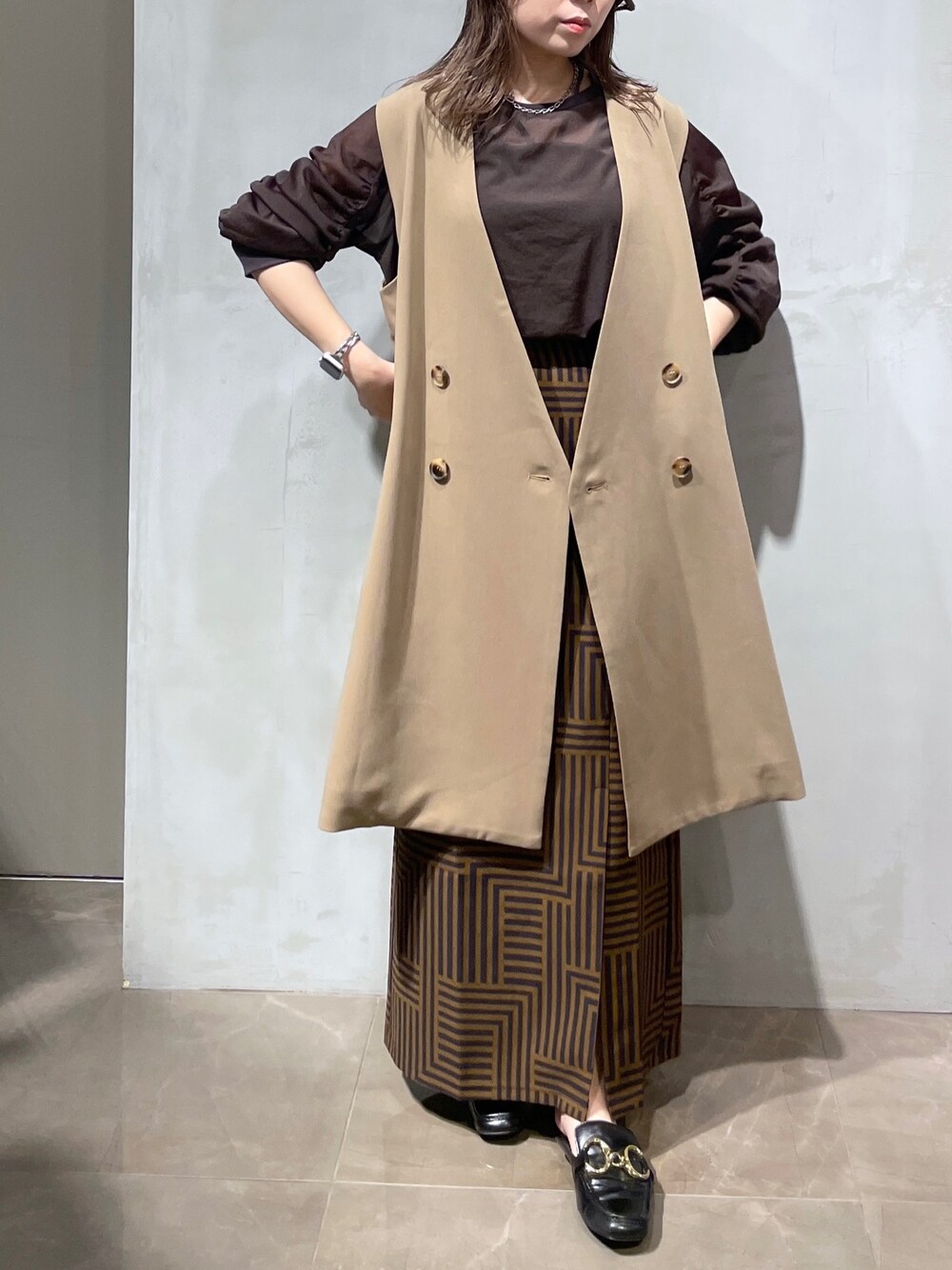 「ジレ、ベスト、秋のコーデ、秋服準備はじめました、ブラウン、ハイウエスト、秋冬コーデ、低身長コーデ、タイトスカート」｜「DouDouのシアー袖ギャザーブラウス（シャツ/ブラウス、ブラウン系）」を使った、doudouyukieさん（レディース・152cm）の夏コーディネートの2枚目の写真