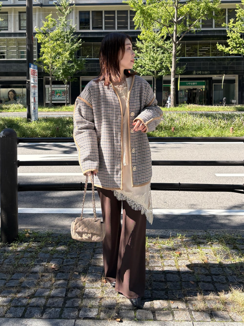 ベージュ系のその他アウター、ホワイト系のニット/セーター、ベージュ系のキャミソールを着用したレディースの秋コーディネートの1枚目の写真