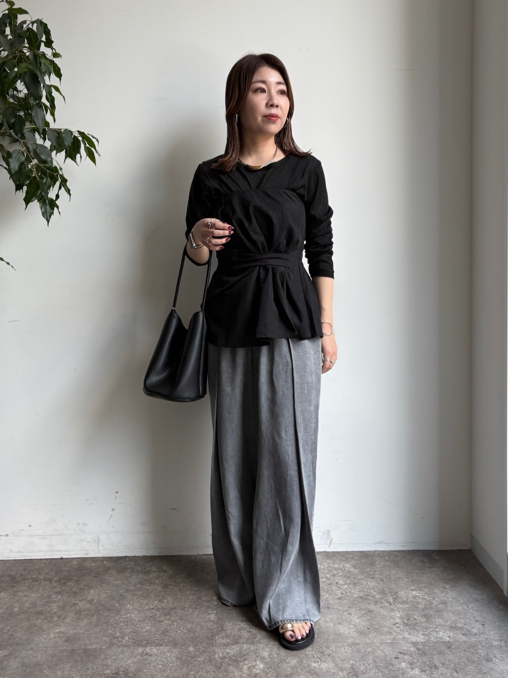 「秋服準備はじめました、ビスチェ、ビスチェ×デニム、ブラックコーデ、ブラックデニム、ロンT、低身長、低身長コーデ、低身長女子、ワントーンコーデ、ワントーン」｜「DouDouのアシメタックビスチェ（シャツ/ブラウス、ブラック系）」を使った、doudouyukieさん（レディース・153cm）の秋コーディネートの1枚目の写真