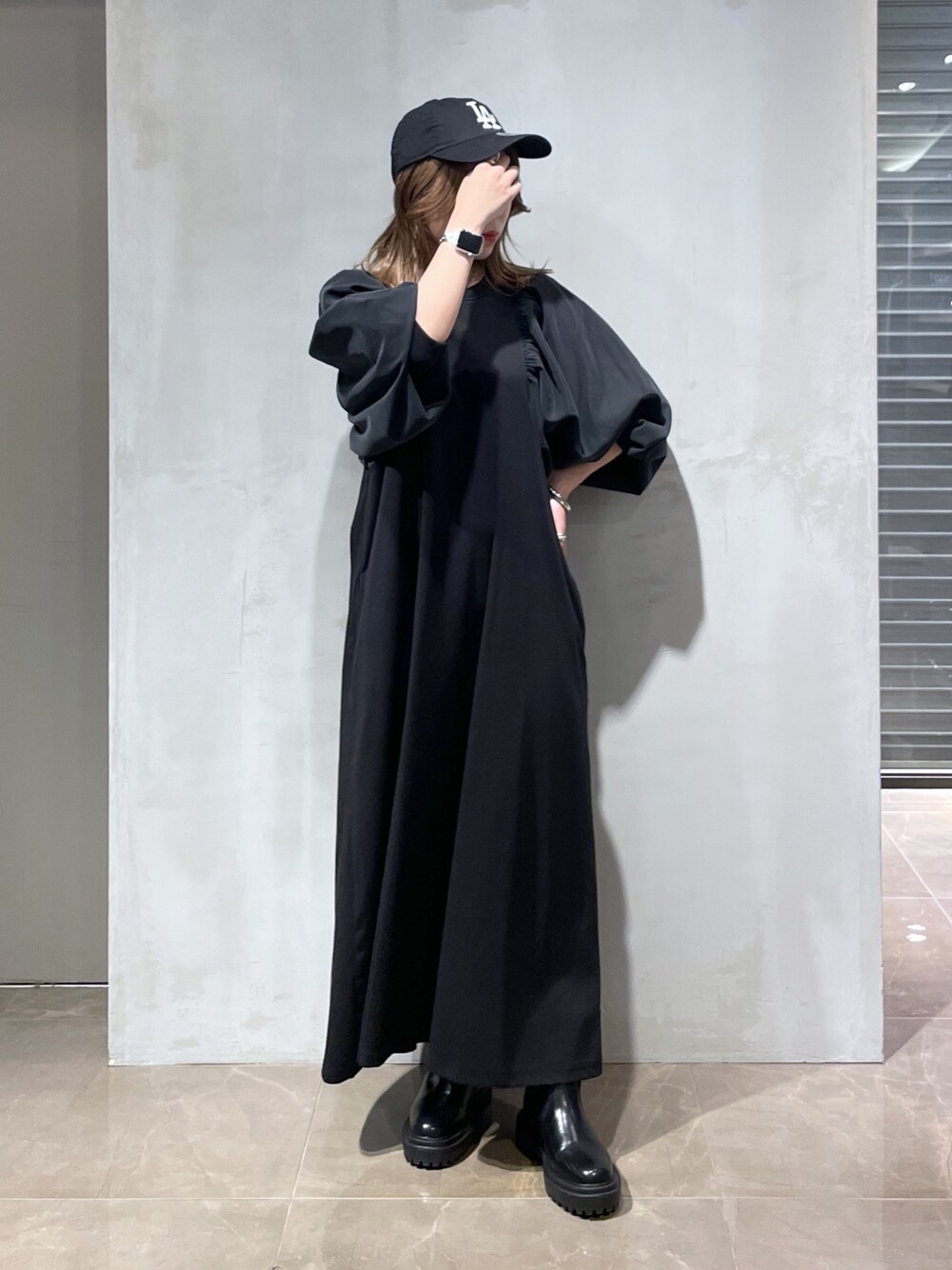 「大人カジュアル、秋服準備はじめました、ブーツ、秋コーデ、ゆるコーデ、低身長、低身長コーデ、ロングワンピース、サイドゴアブーツ、キャップ」｜「DouDouのボリューム袖異素材切替ワンピース（ワンピース、ブラック系）」を使った、doudouyukieさん（レディース・152cm）の秋コーディネートの1枚目の写真