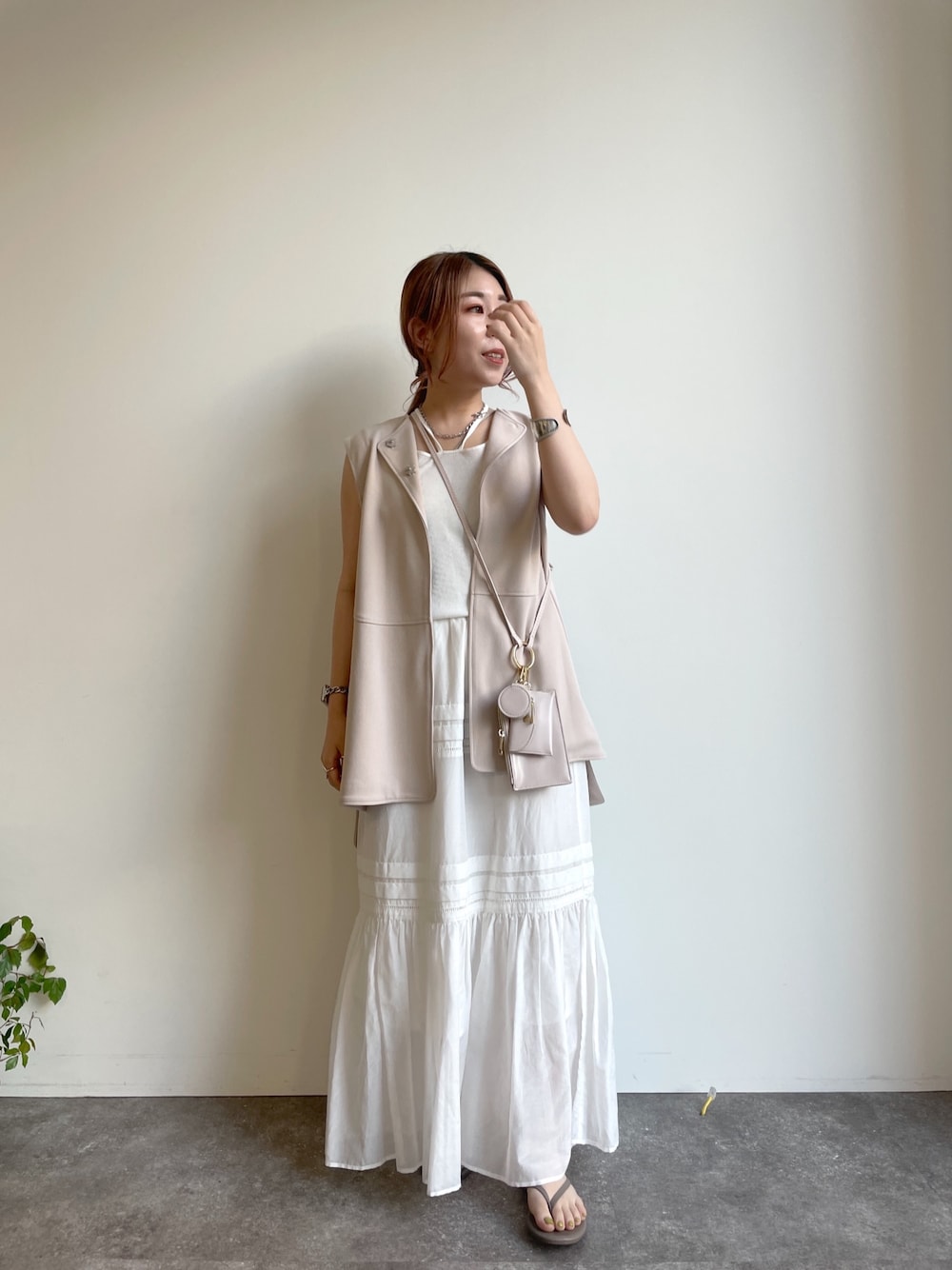 「夏コーデ、サンダル、淡色コーデ、低身長コーデ、ホワイト、きれいめカジュアル、ロングスカート、ベスト」｜「DouDouのノーカラーラウンドネックベスト（ベスト、ベージュ系）」を使った、doudouyukieさん（レディース・152cm）の夏コーディネートの1枚目の写真