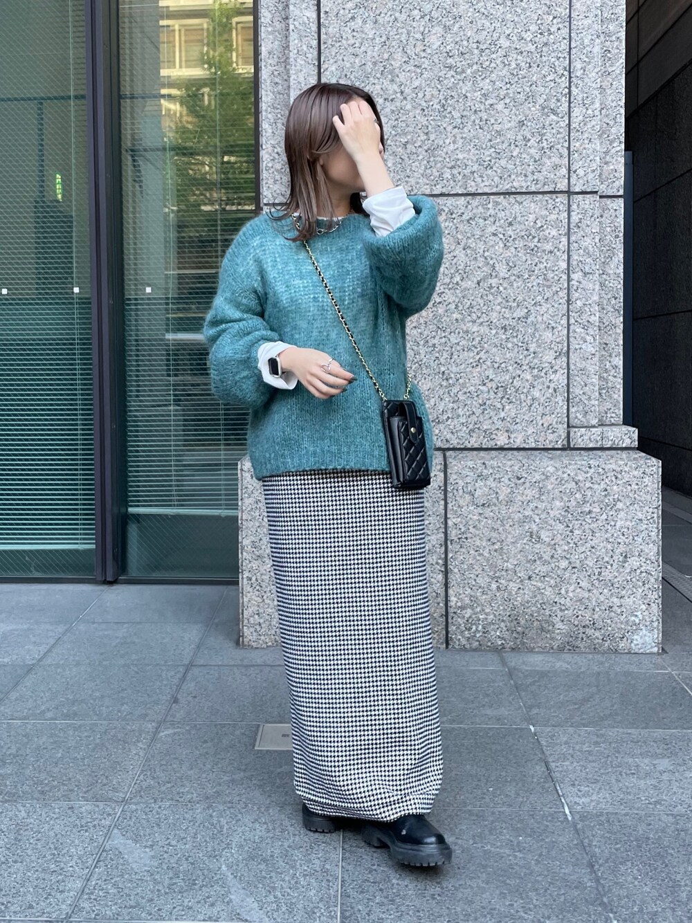 「シンプルコーデ、ニット、秋冬コーデ、オトナ女子、低身長女子、モヘアニット、タイトスカート、千鳥柄、レイヤードスタイル、オトナカワイイ、オーバーサイズ」｜「DouDouのモヘヤメッシュニット（ニット/セーター、グリーン系）」を使った、doudouyukieさん（レディース・152cm）の秋コーディネートの1枚目の写真