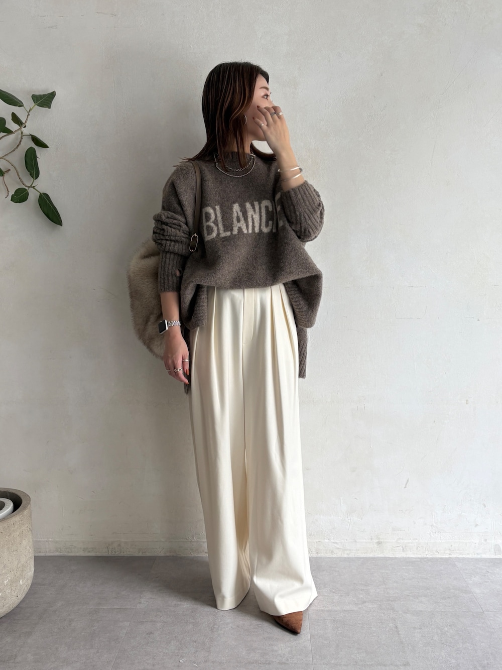 ベージュ系のニット/セーター、ホワイト系のその他パンツを着用したレディースの秋コーディネートの1枚目の写真
