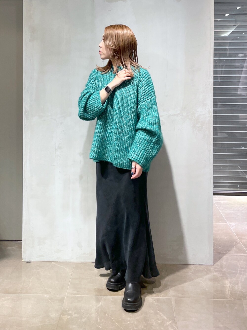 「クリスマスに着たい服、ゆるコーデ、休日スタイル、ロングスカート、グリーン、サイドゴアブーツ、カラーニット、低身長、低身長コーデ、低身長女子、骨格ストレート」｜「DouDouのファンシーヤーンニット（ニット/セーター、グリーン系）」を使った、doudouyukieさん（レディース・152cm）の冬コーディネートの1枚目の写真