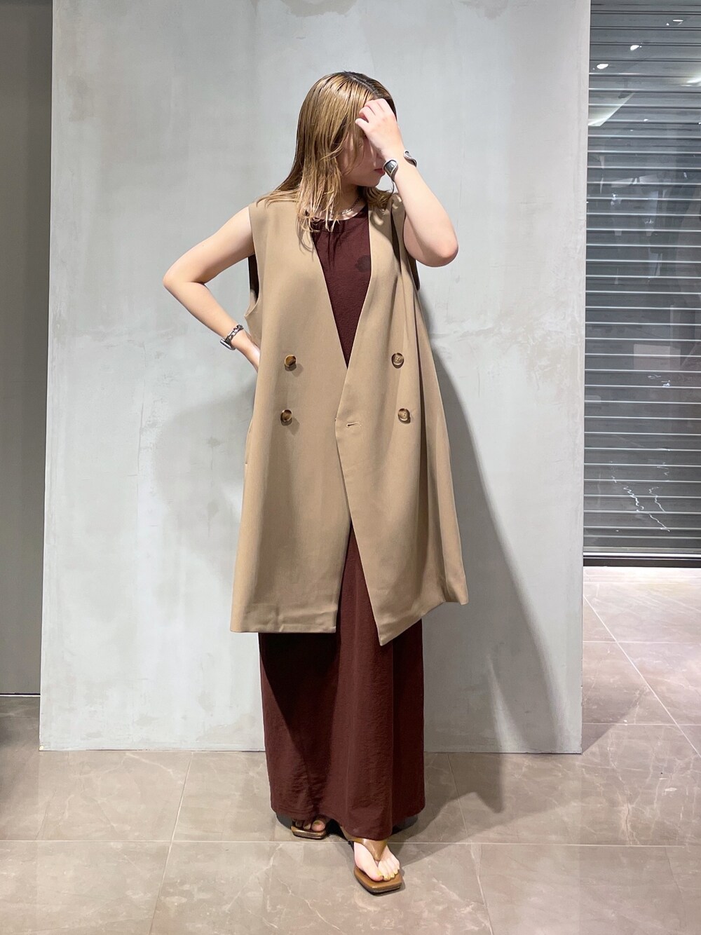 「アメスリ、ジレ、ベスト、ワンピース、ブラウン、ブラウンコーデ、低身長、低身長コーデ、秋先取りコーデ、アメカジ、ラフ、着回しコーデ、今日のコーデ、大人女子」｜「DouDouの【新色追加】アメスリワンピース（ワンピース、ブラウン系）」を使った、doudouyukieさん（レディース・152cm）の夏コーディネートの1枚目の写真