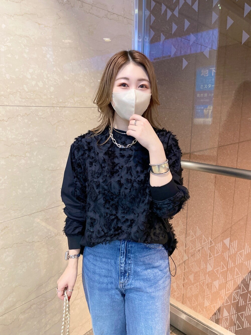「春服みてみて、オトナカワイイ、大人カジュアル、春カラー、ジャガード、デニム、デニムパンツ、パンツスタイル、春、ミニバッグ、低身長、低身長コーデ、低身長女子」｜「DouDouのジャガード切替ブラウス（シャツ/ブラウス、ブラック系）」を使った、doudouyukieさん（レディース・152cm）の春コーディネートの1枚目の写真