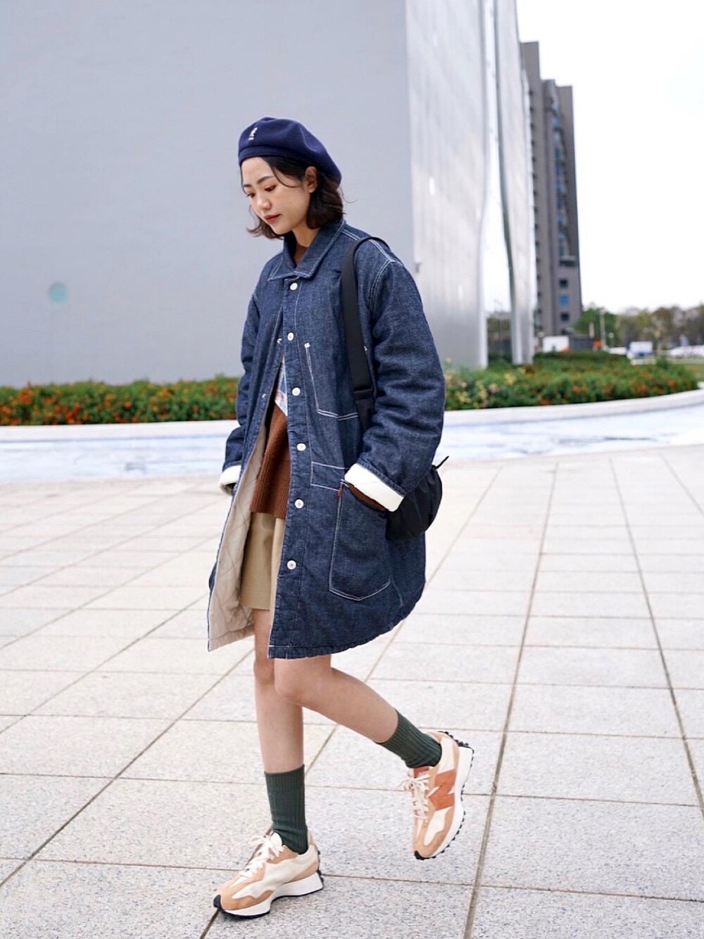 「ootd、街頭穿搭、休閒、oversize、日系極簡、牛仔外套、日系混搭、街頭混搭、街頭、KANGOL、Levi's、多層次穿搭、多層次、ootdfashion、OOTD」｜「NEW BALANCEのアイテム（スニーカー、オレンジ系）」を使った、口天小姐 Cotinさん（レディース・165cm）の春コーディネートの1枚目の写真